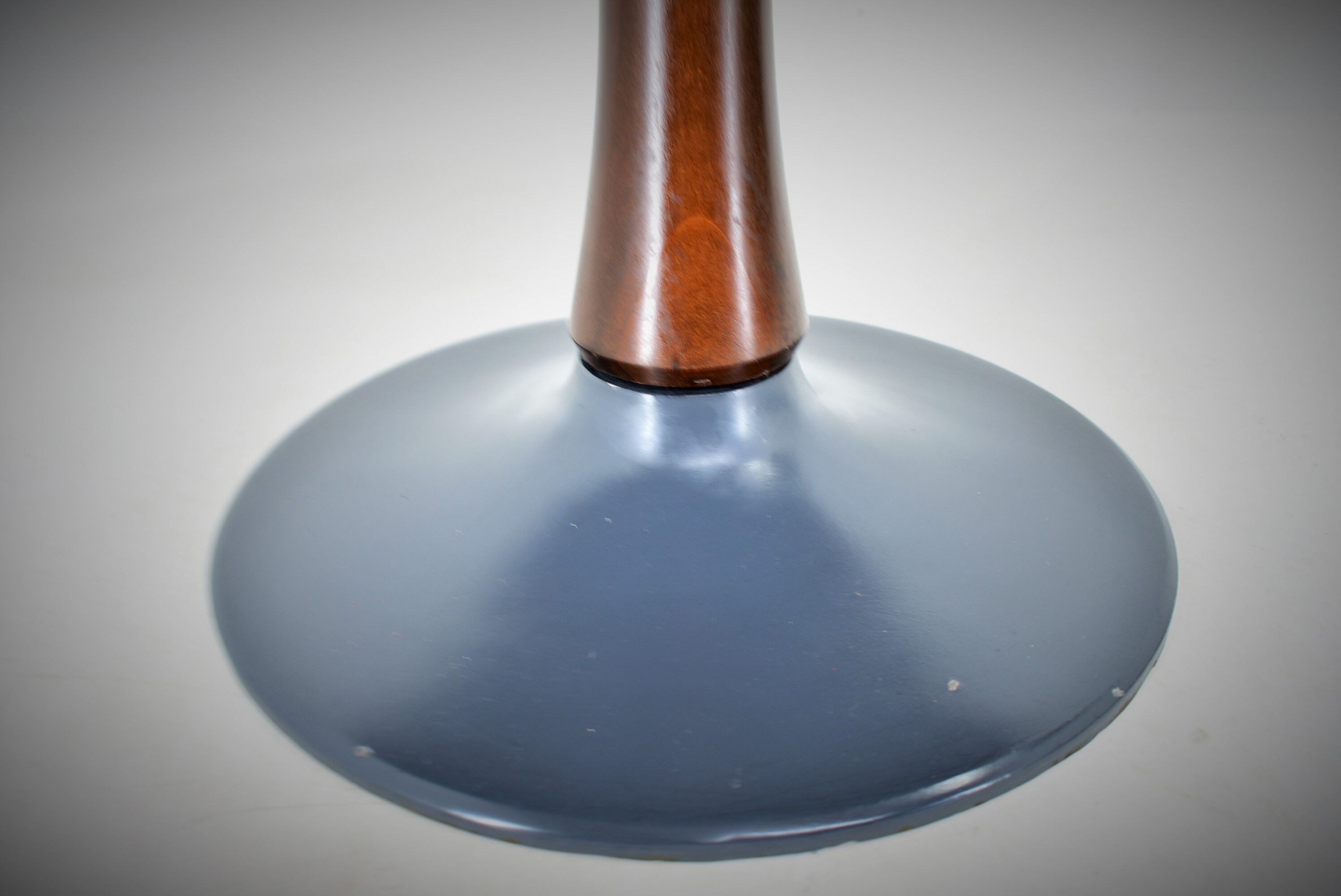 Designed mahogany round dining table, 1969