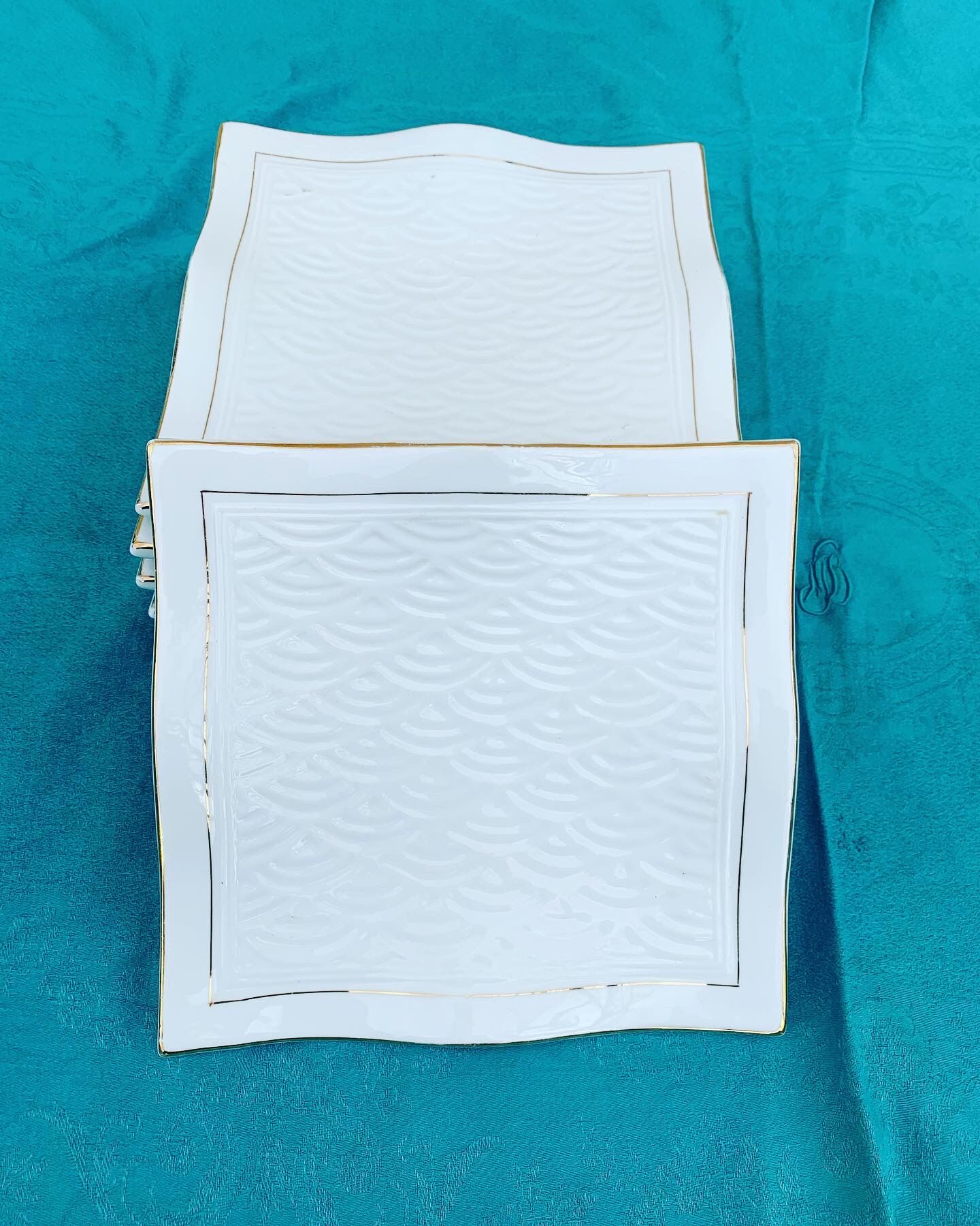 6 white glazed ceramic plates vague design and contemporary patterns