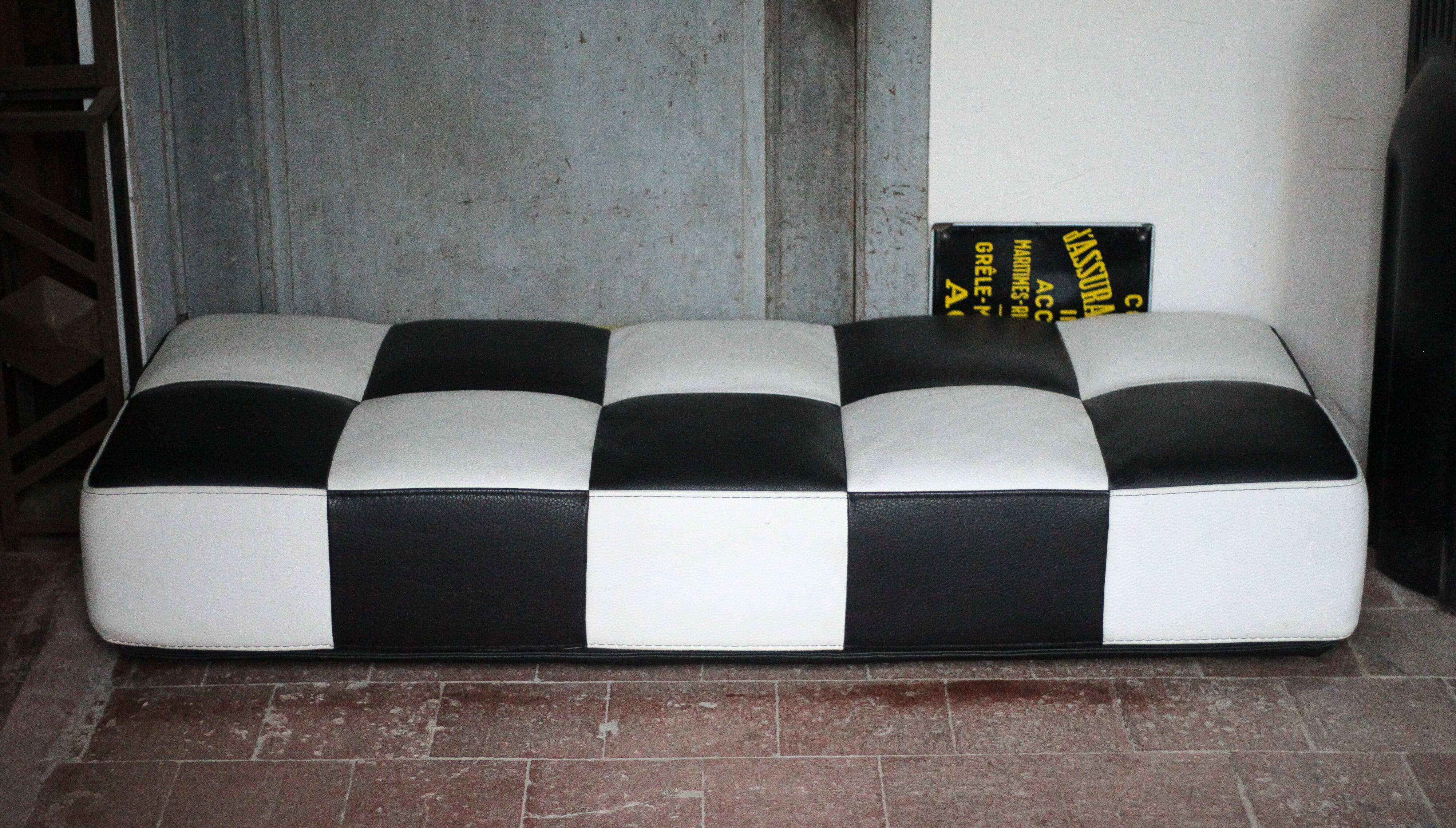 Banquette Roche Bobois cuir damier noir et blanc, banquette basse