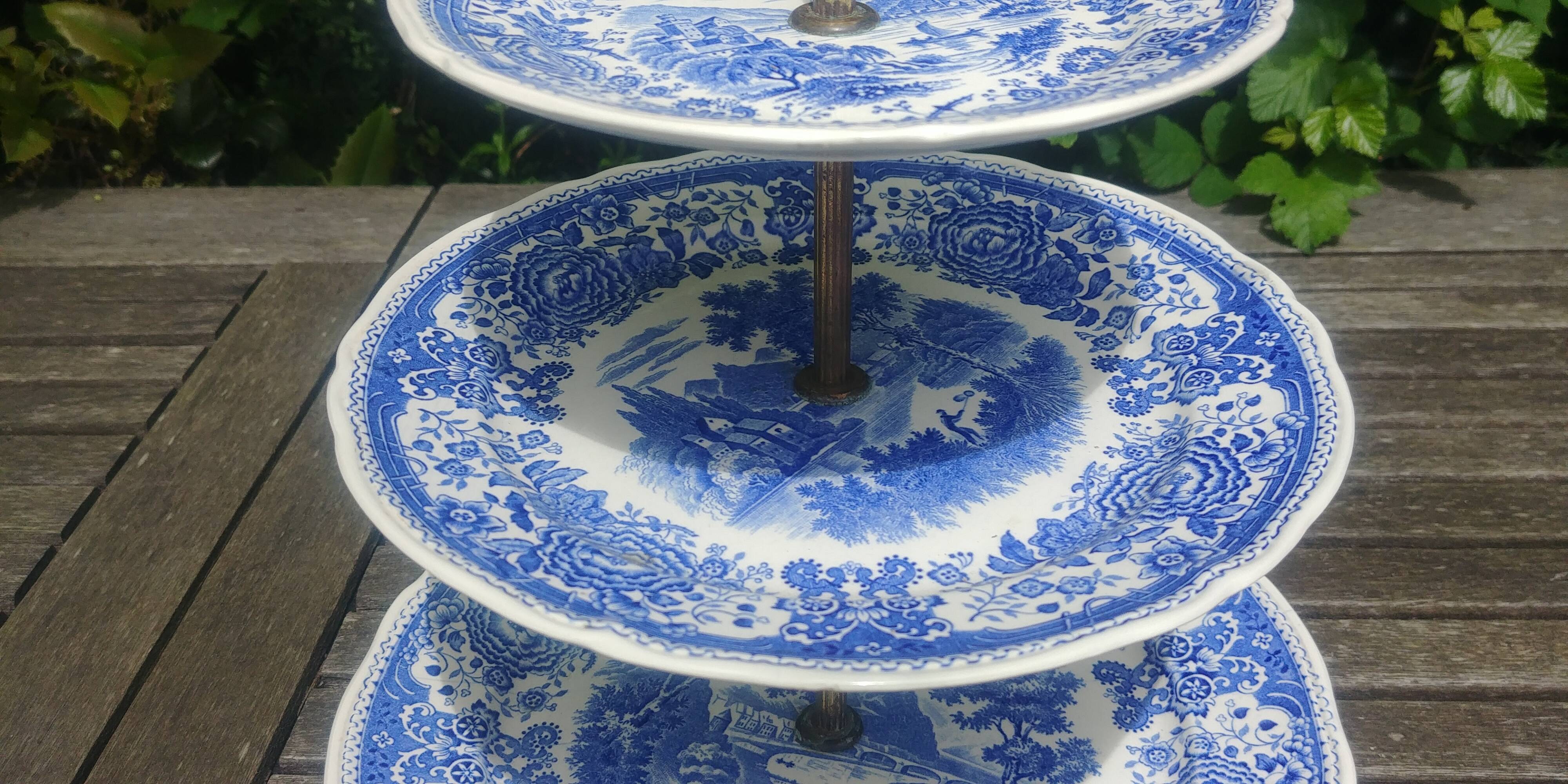 Servant dish with 3 floors in porcelain from Villeroy & Boch model Burgenland blue