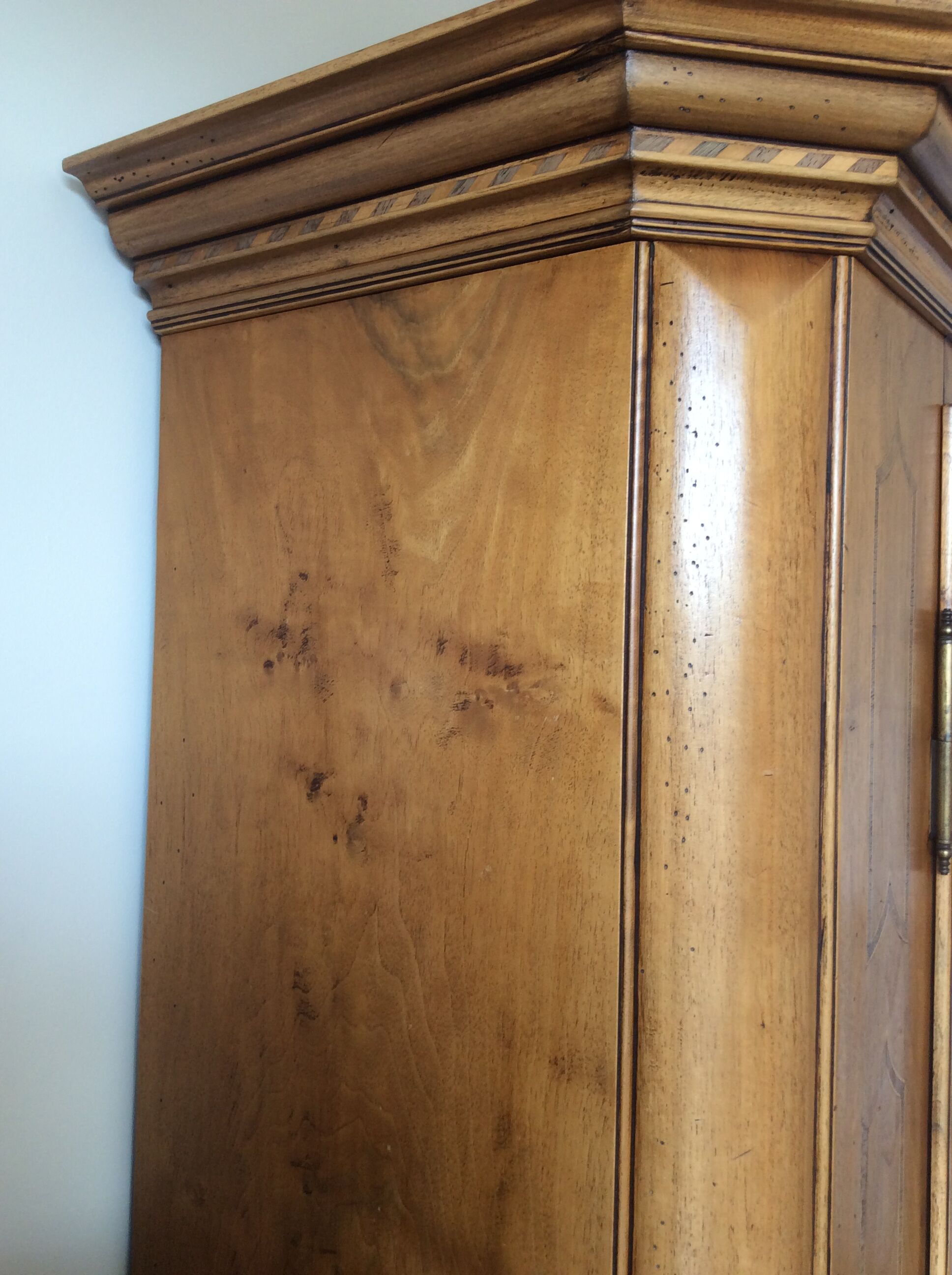 Armoire ancienne Alsacienne marquetée