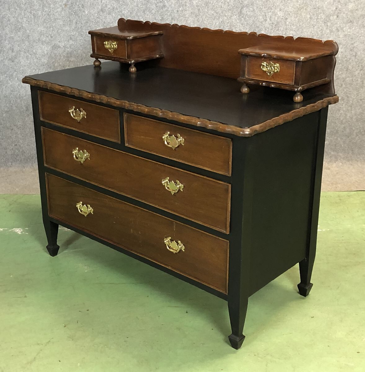 Early twentieth mahogany dresser
