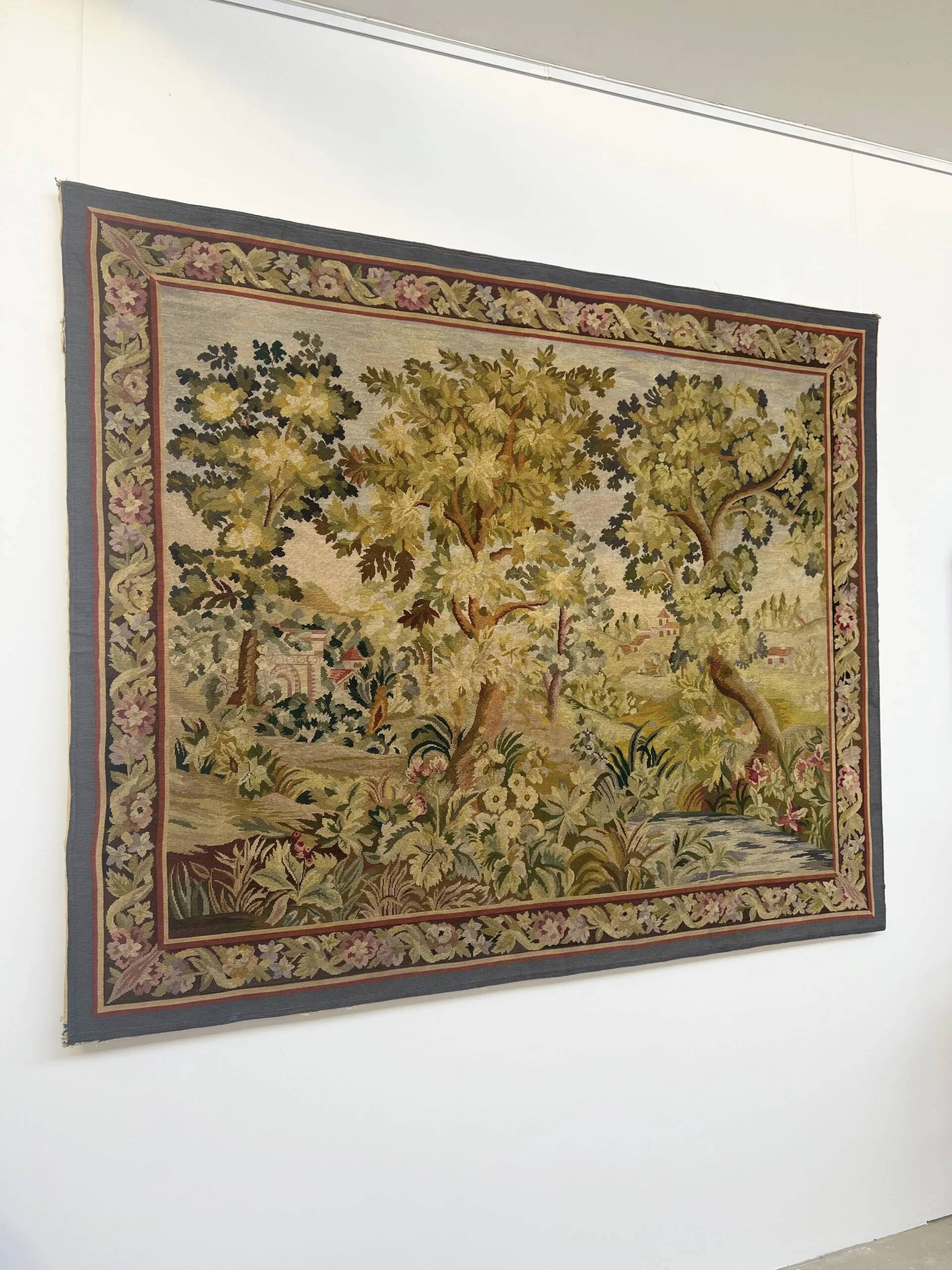 Tapisserie verdure dans le goût d’Aubusson sur châssis (214 x 176 cm)