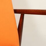 Fauteuil moderne en velours orange papaye bois brun foncé 1970 style scandinave