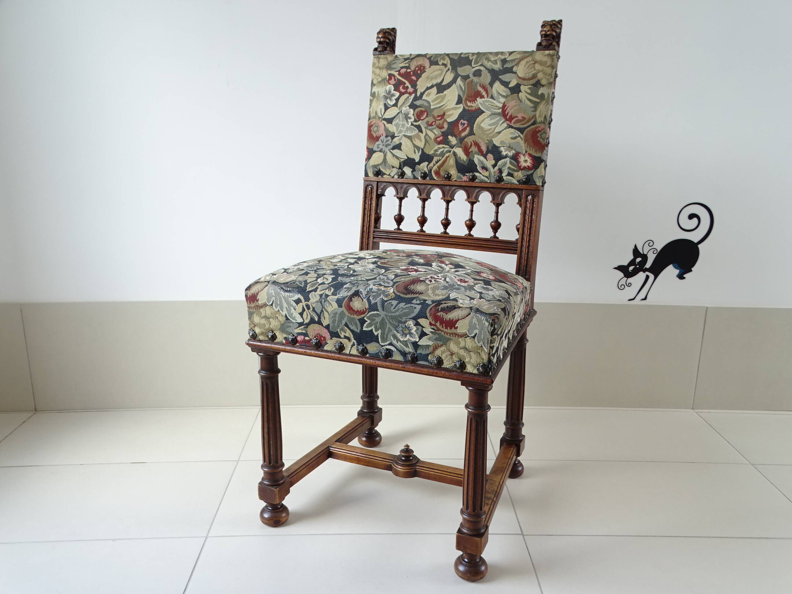 Series of 6 Renaissance style chairs in walnut wood
