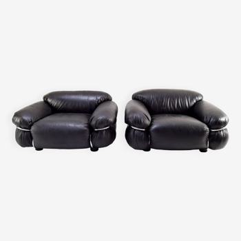 Deux fauteuils Sesann Frattini en cuir par Cassina Italie 70s