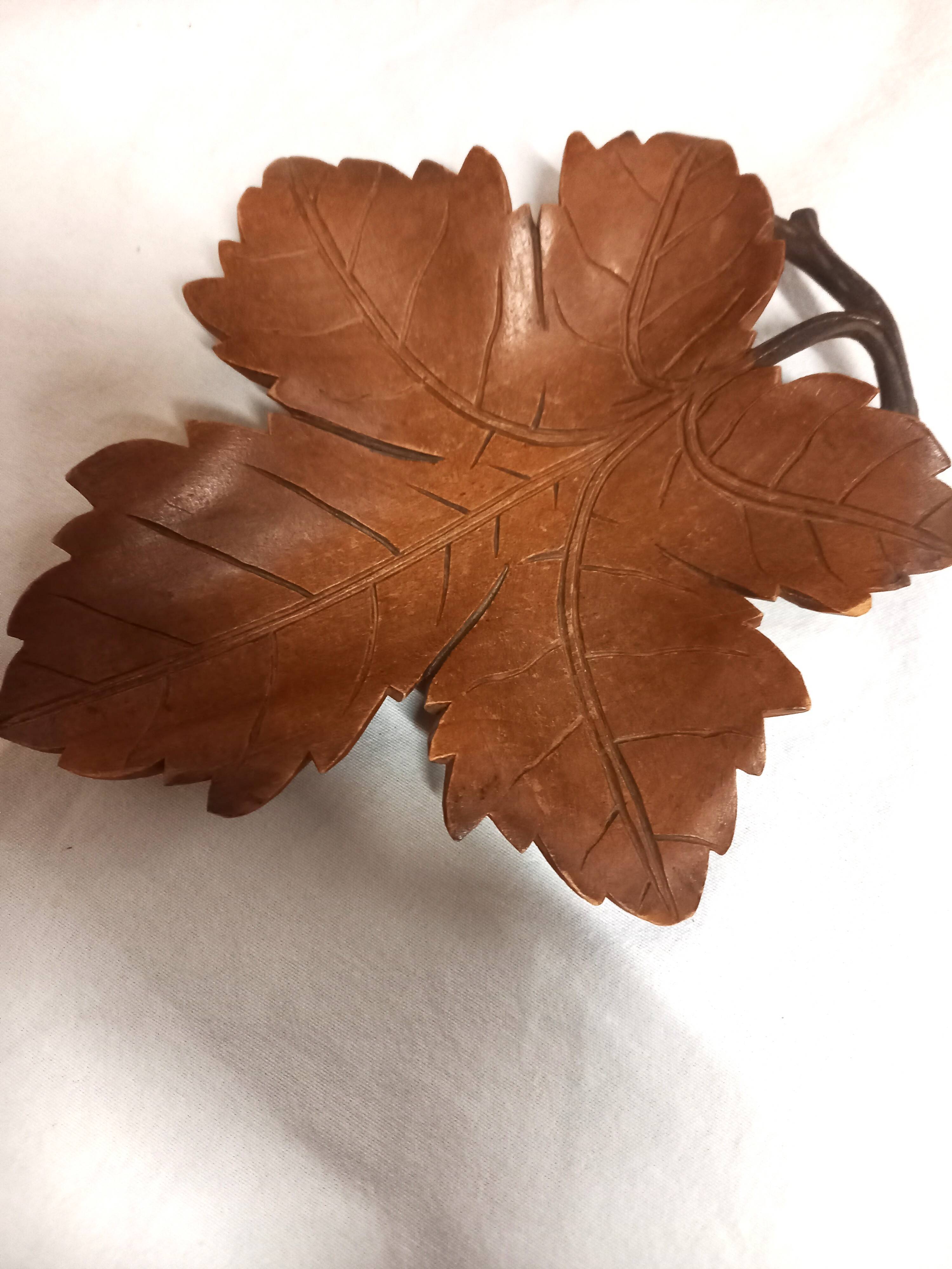Empty pocket, wooden bowl, vine leaf, craft, vintage