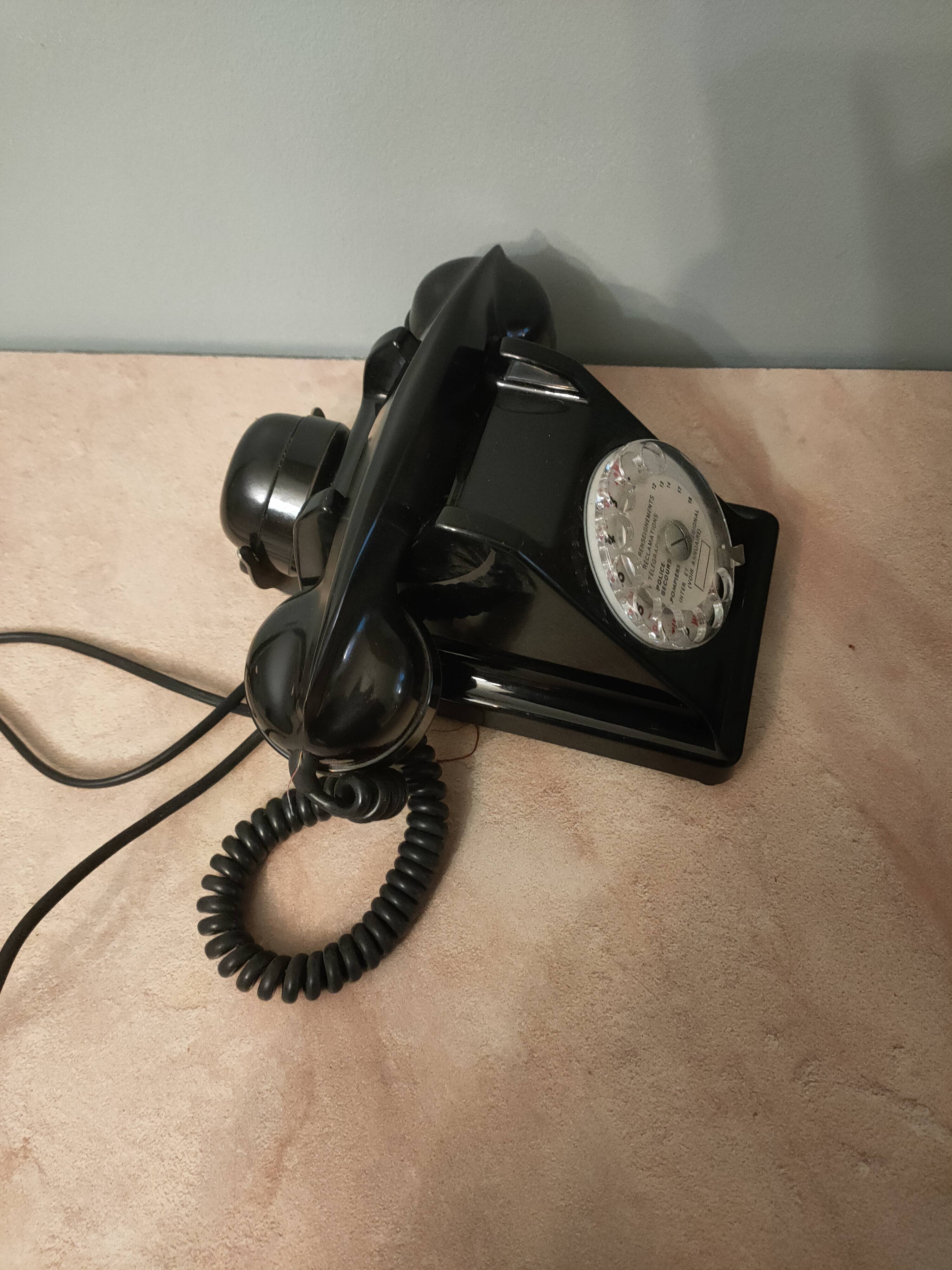 telephone from the 50s in black bakelite