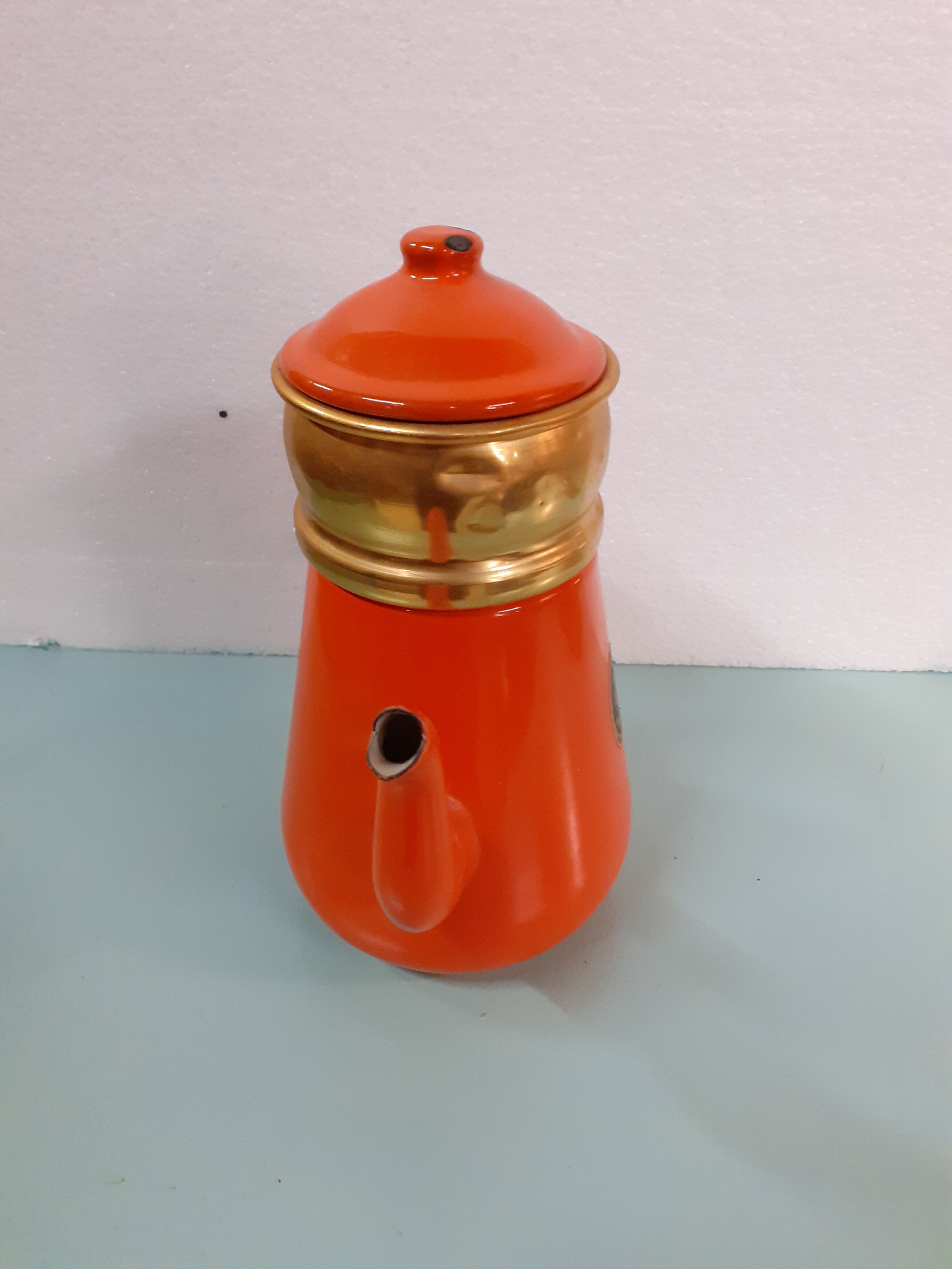 Orange enamelled sheet maker