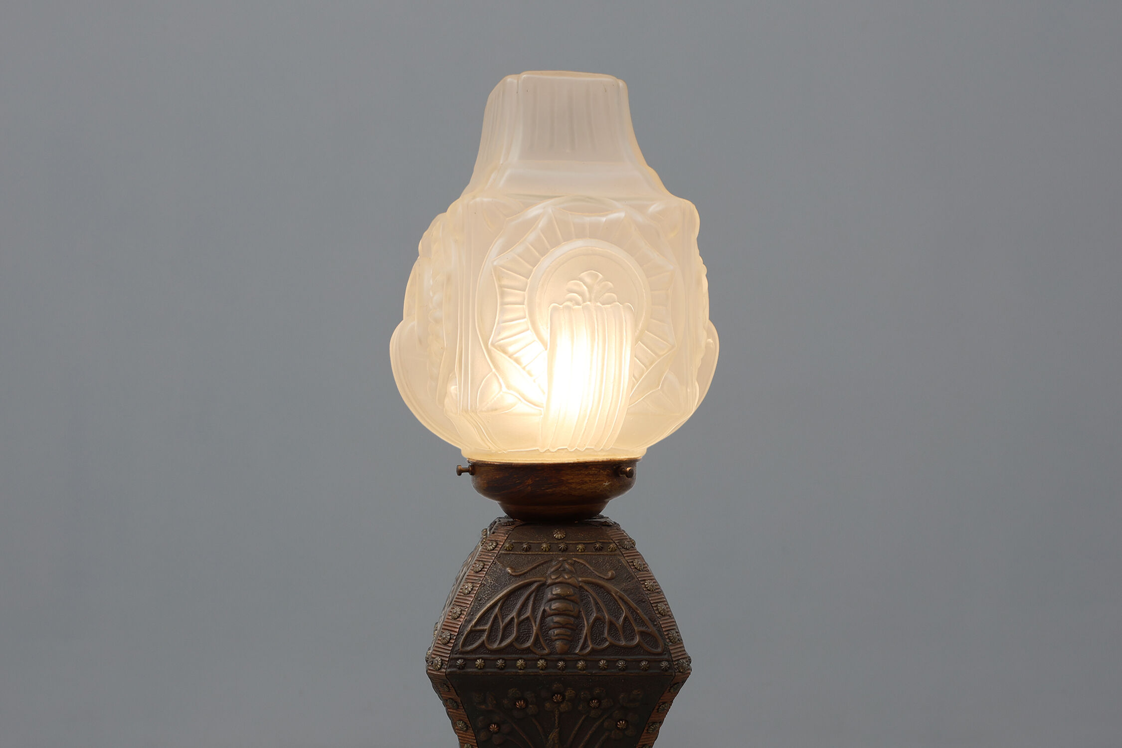 Art Nouveau floorlamp in hammered copper with frosted glass hood, Belgium