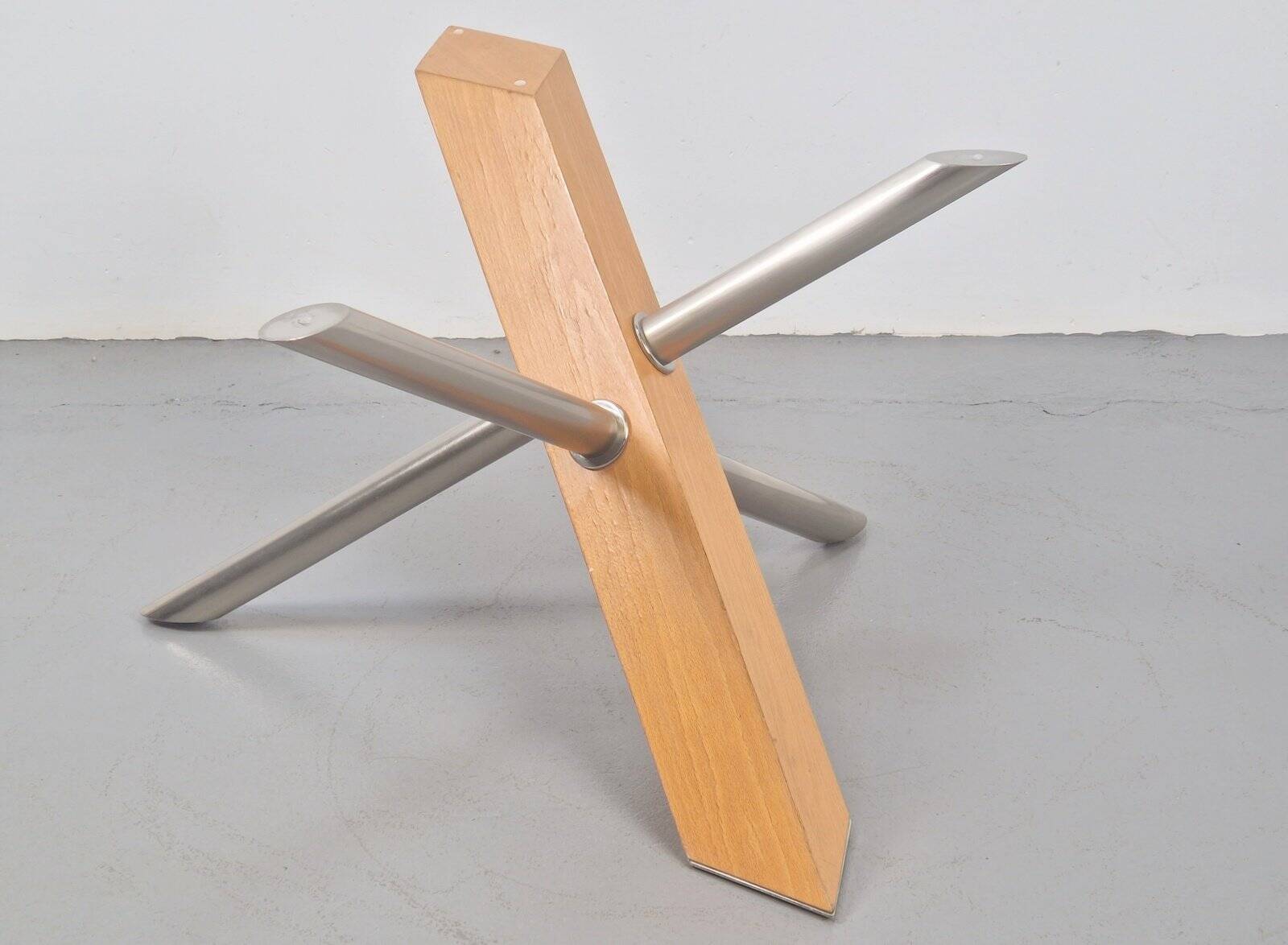 Table basse croisée postmoderne en bois, acier inoxydable et verre, Italie, années 1990.