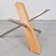 Table basse croisée postmoderne en bois, acier inoxydable et verre, Italie, années 1990.