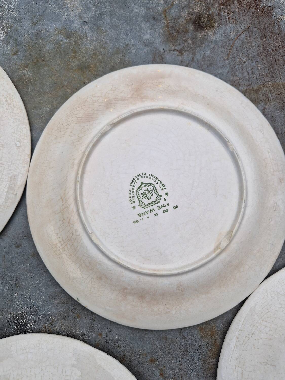 Lot of 8 flat plates in antique English earthenware, fine ware, with patterns.