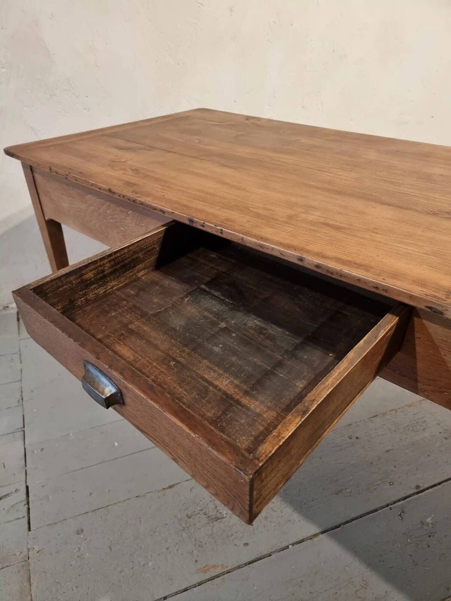Antique French oak dining table with pine top – 19th century