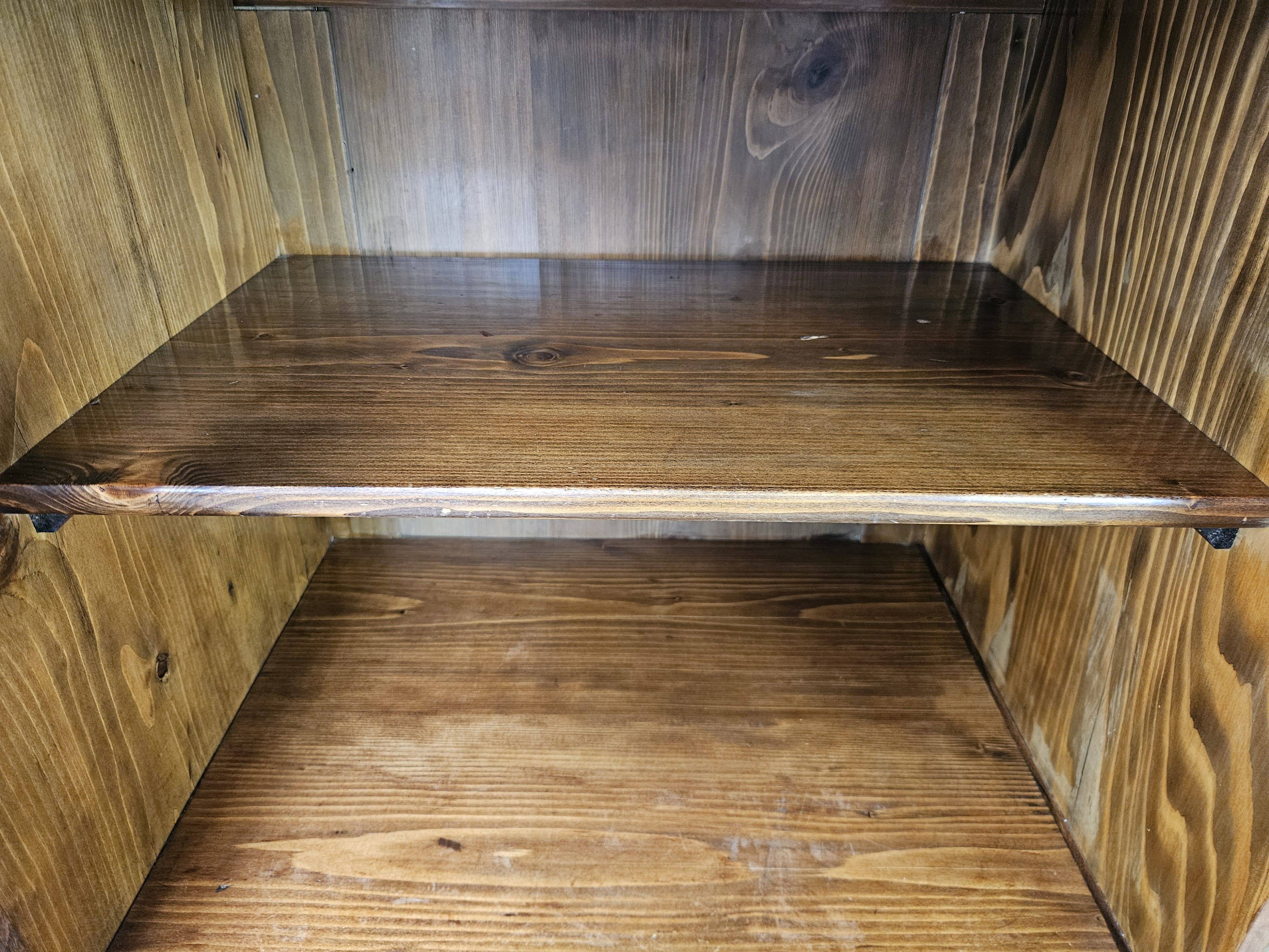 Art Decò display cabinet in walnut burl