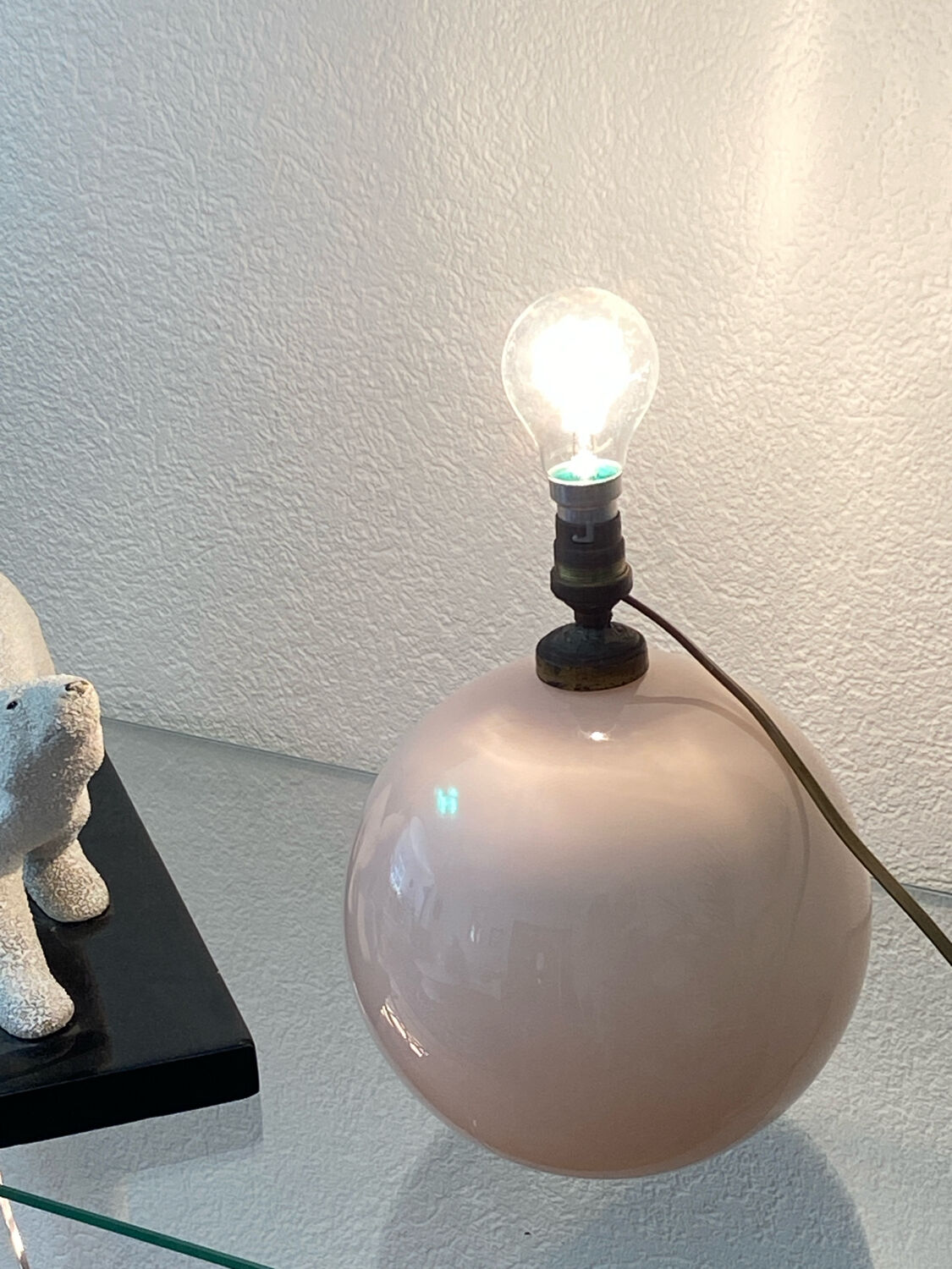 Lampe boule en verre opalin rose pâle