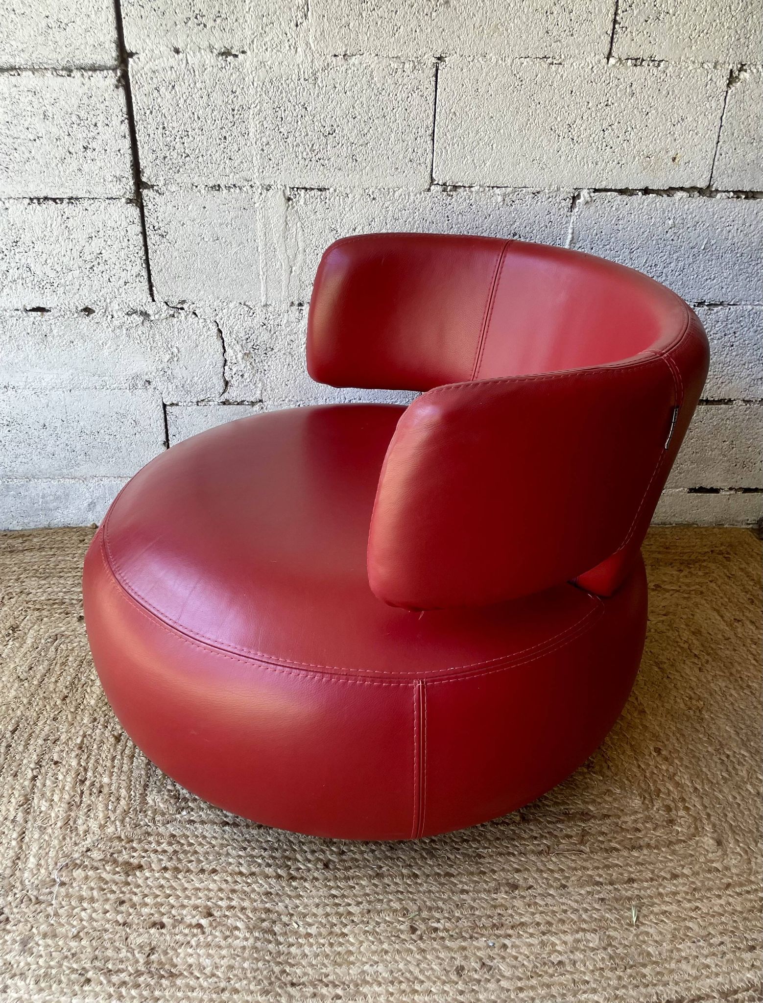 Fauteuil Curl en cuir rouge par Roche Bobois