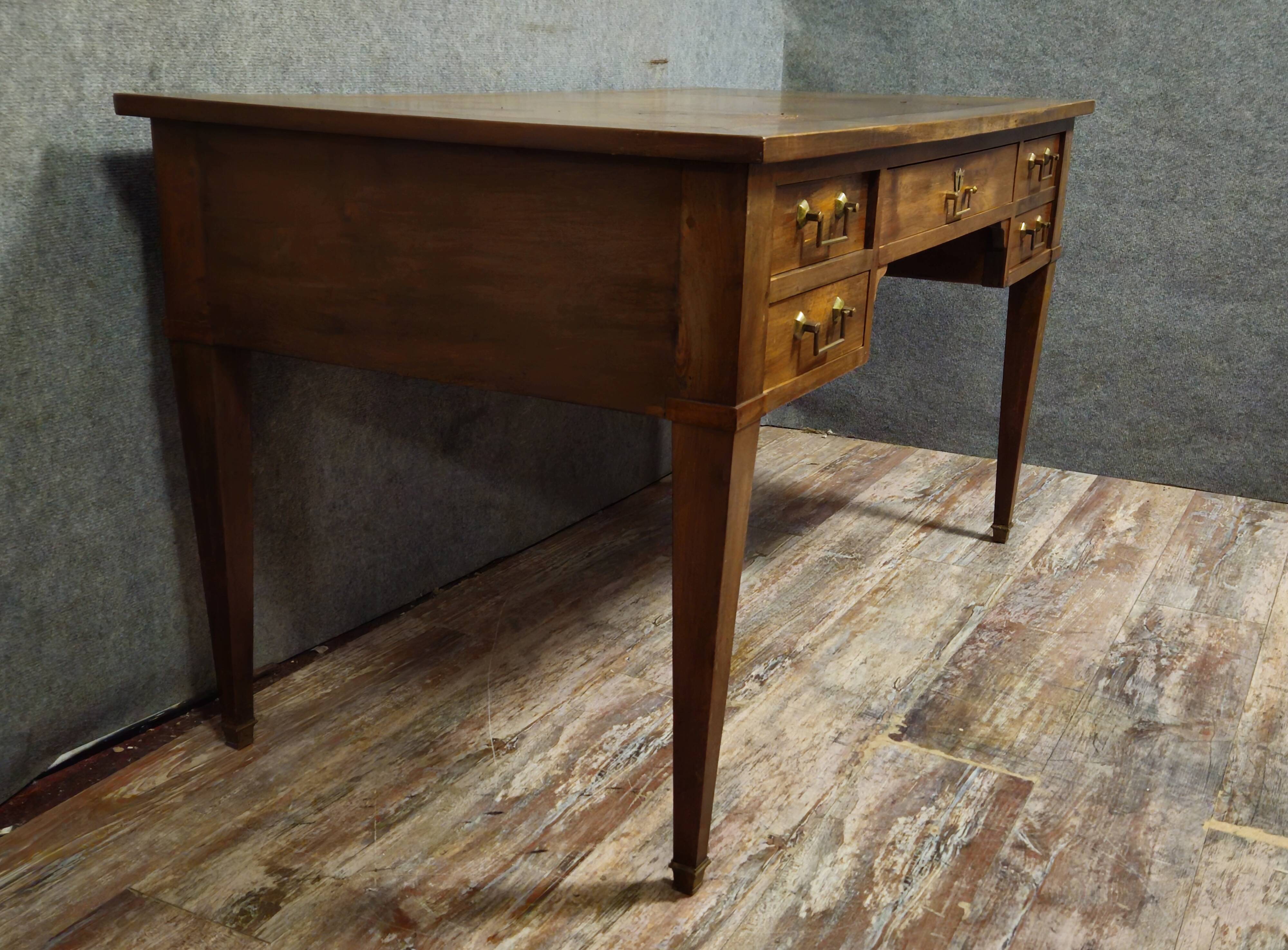 Flat desk from the Directoire period in walnut, 19th century work.