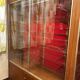Paire de vitrines vintage en bois et verre