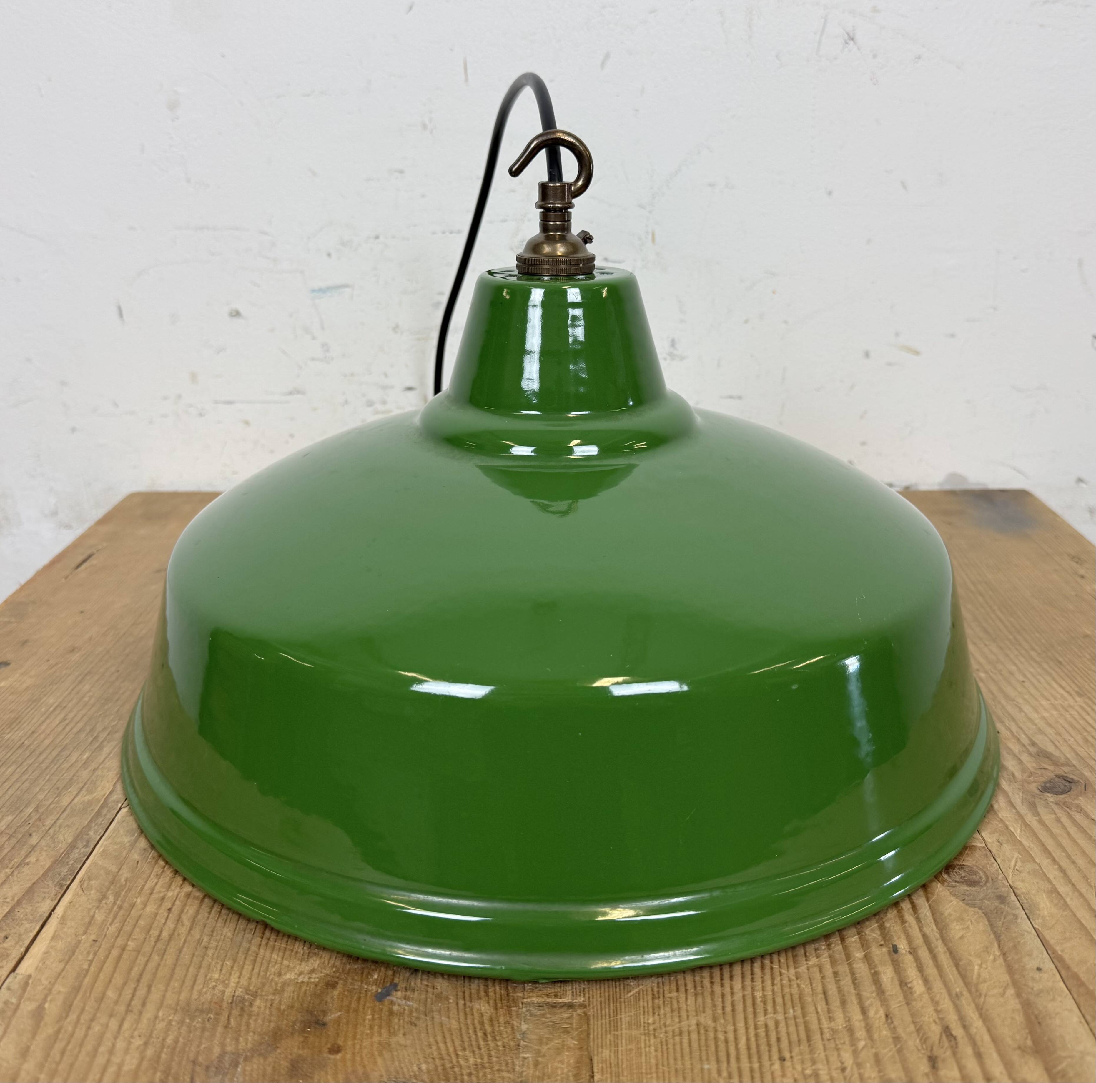 Suspension industrielle en émail vert britannique, années 1960