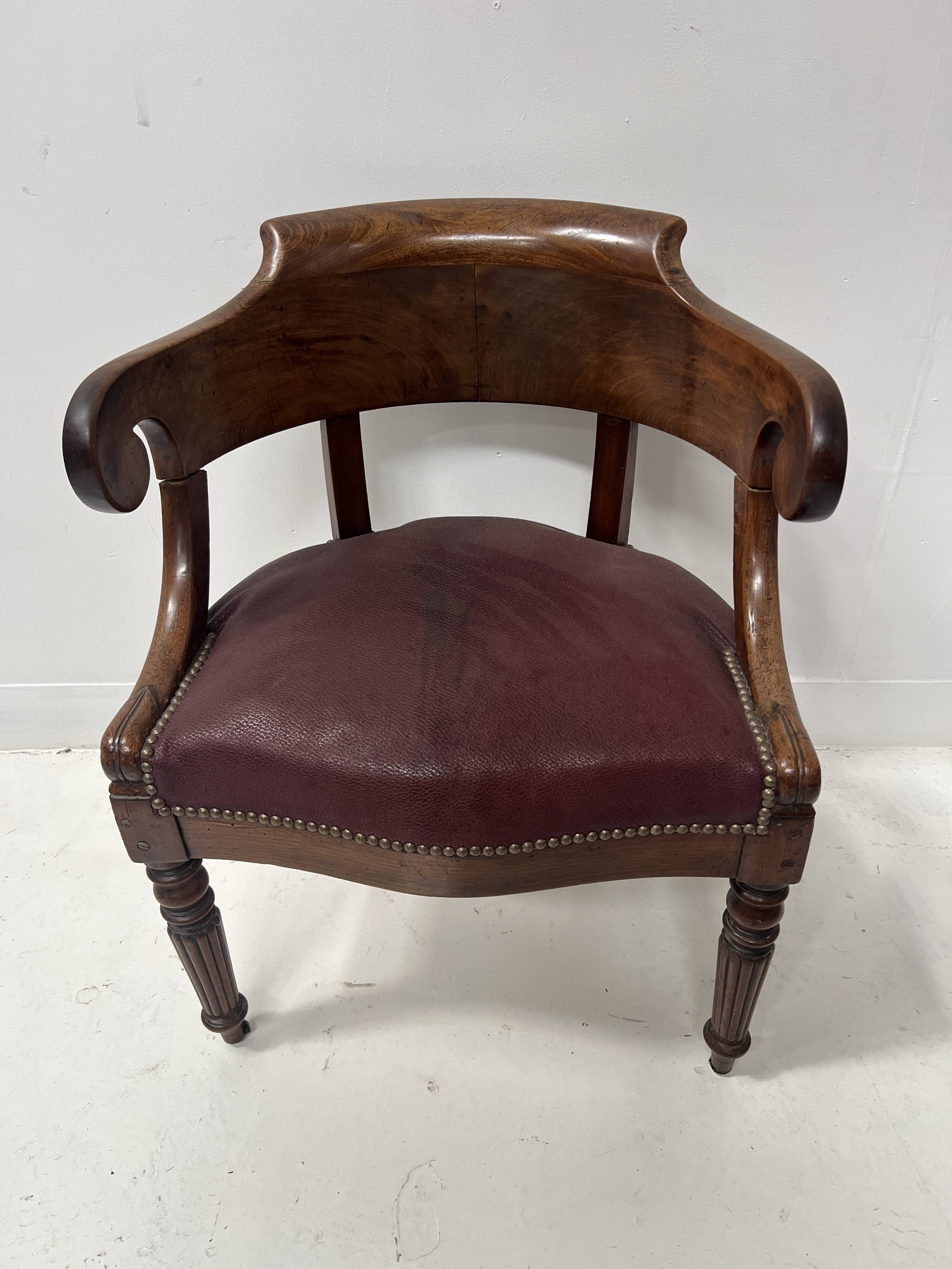 Fauteuil de bureau de style Empire en acajou et placage XIX siècle