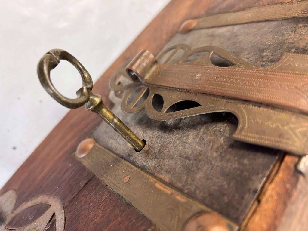 Coffret Ancien En Bois Avec Sa Clé - Objet Vintage De Décoration Ou De Rangement, D'occasion
