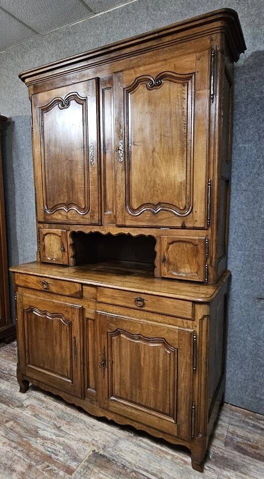 Two-body buffet from the Louis XV period in solid walnut, 18th century.