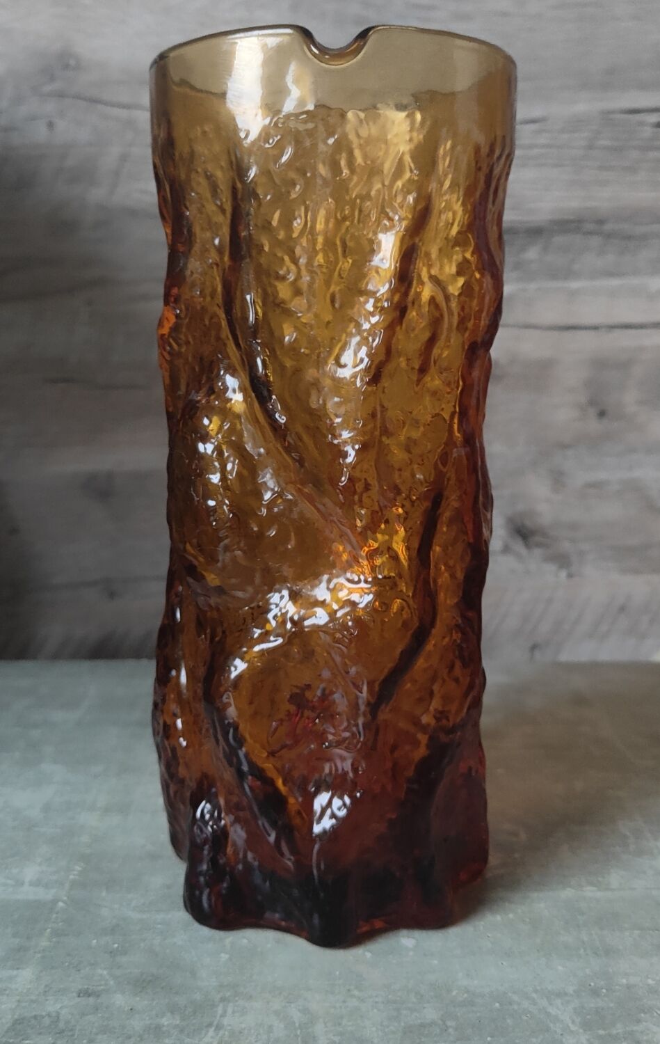 Pitcher and its glasses in amber glass