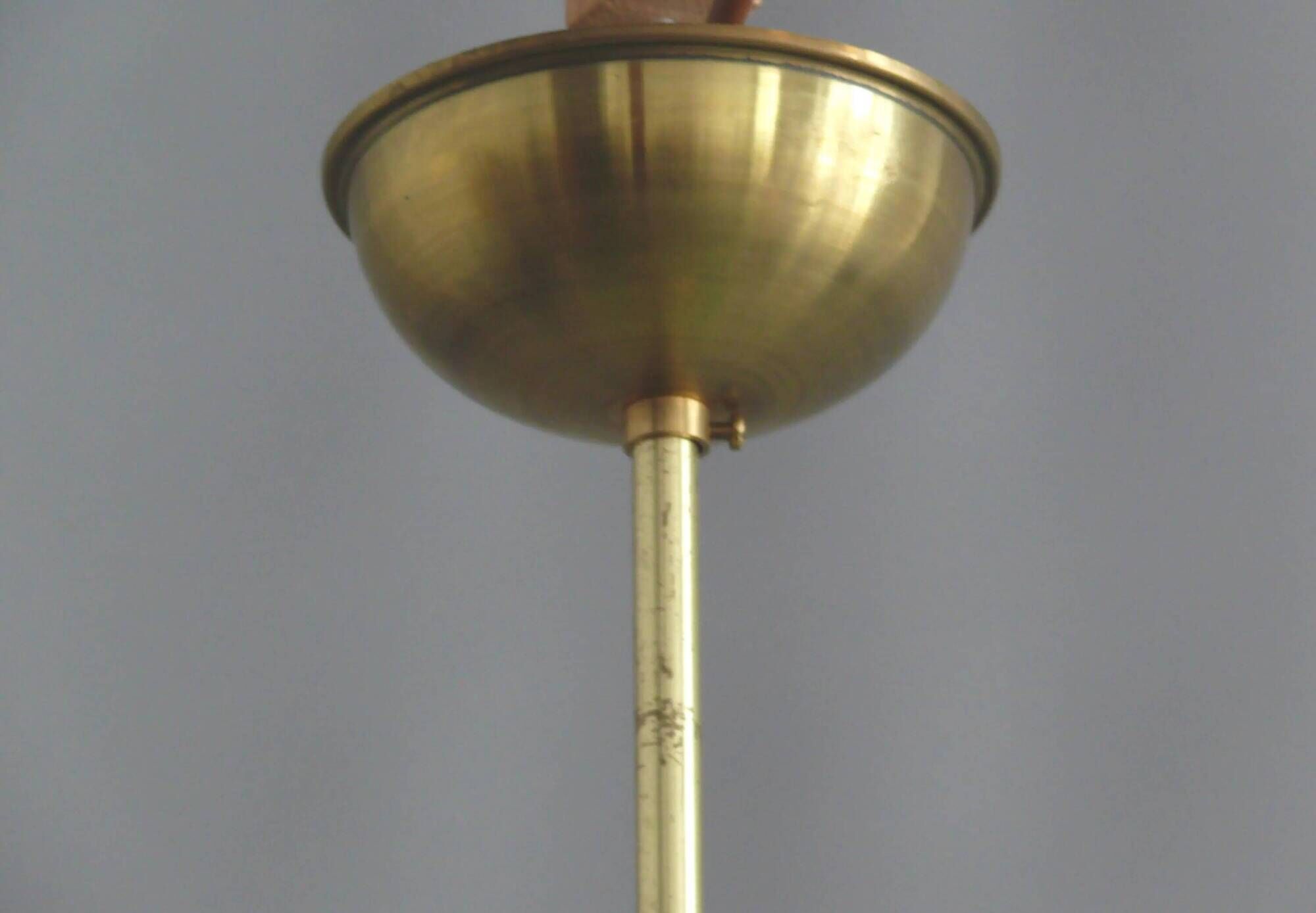 Lampe à pendentif Art Déco avec suspension en laiton et abat-jour en verre marbré.