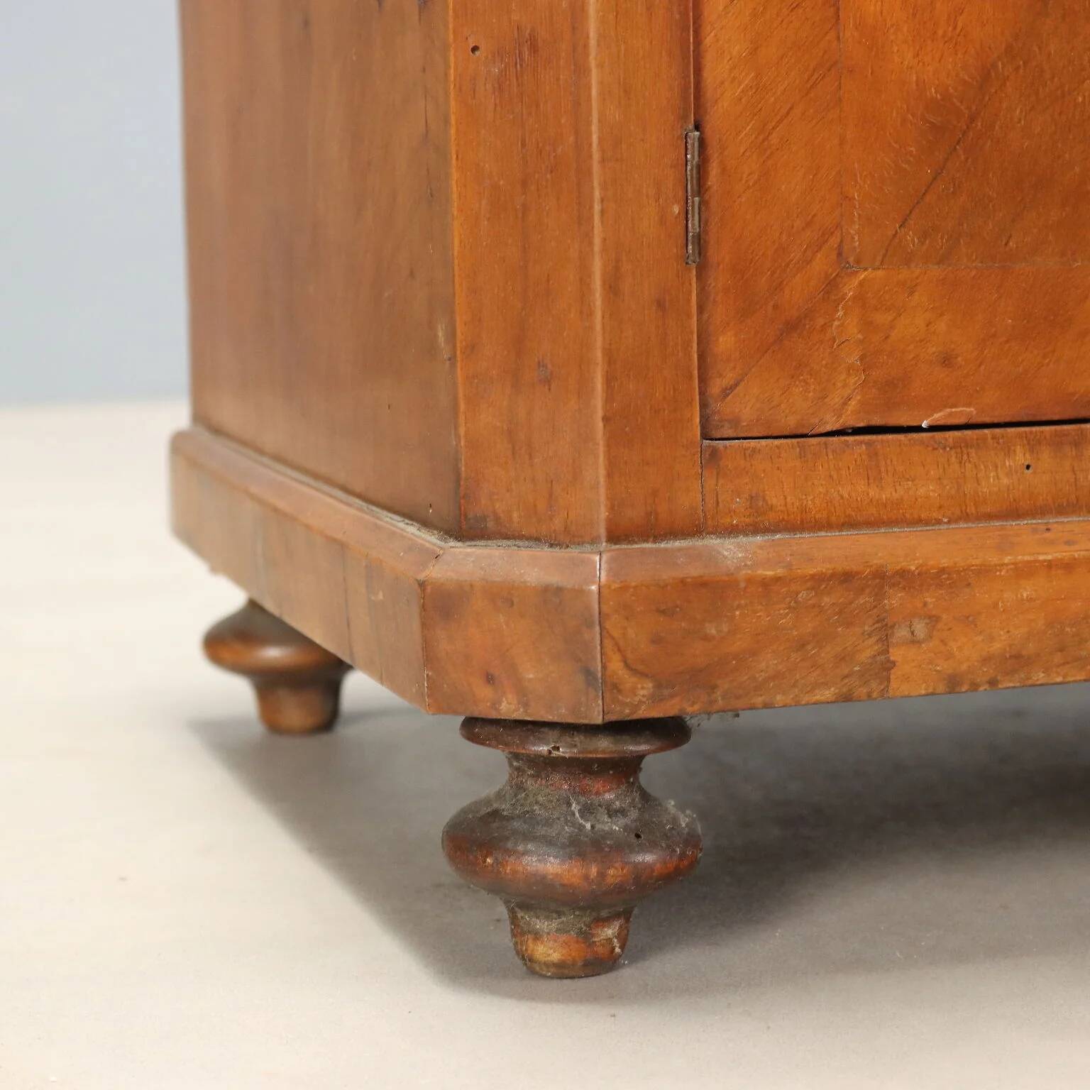 Antique Louis-Philippe bedside table in walnut, Italy, 19th century.