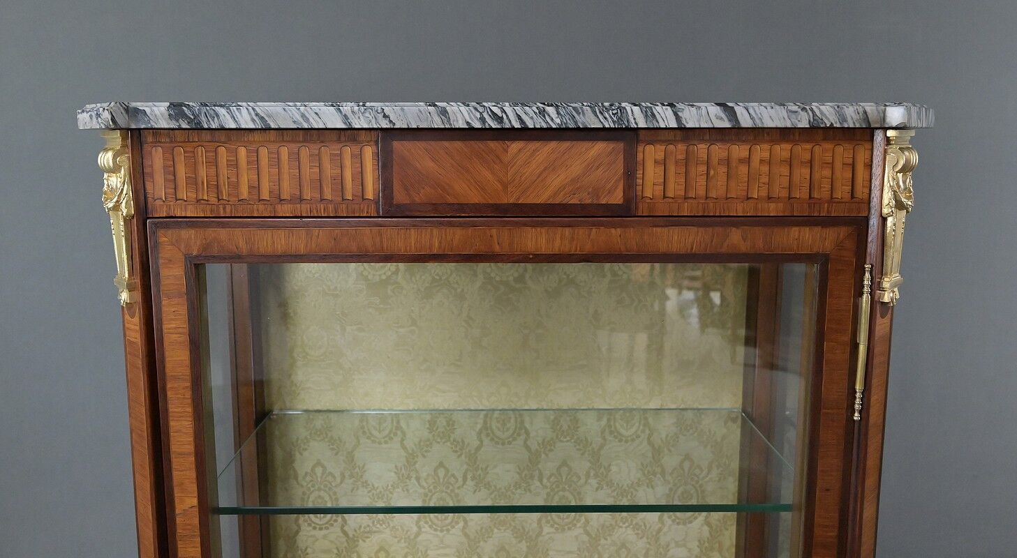 Vitrine en marqueterie de bois de rose et acajou, style Louis XVI – début XXe
