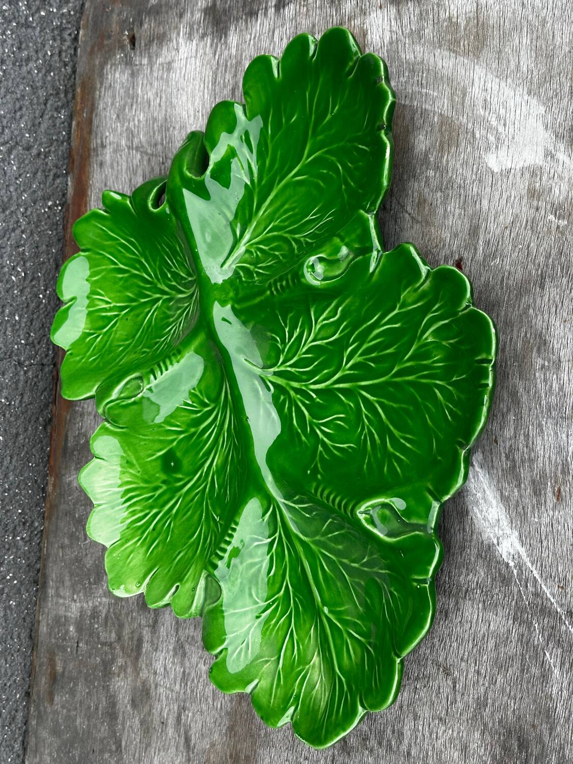 Green Ceramic Hors d'Oeuvres Dish in Leaf Shape, Art Deco Period