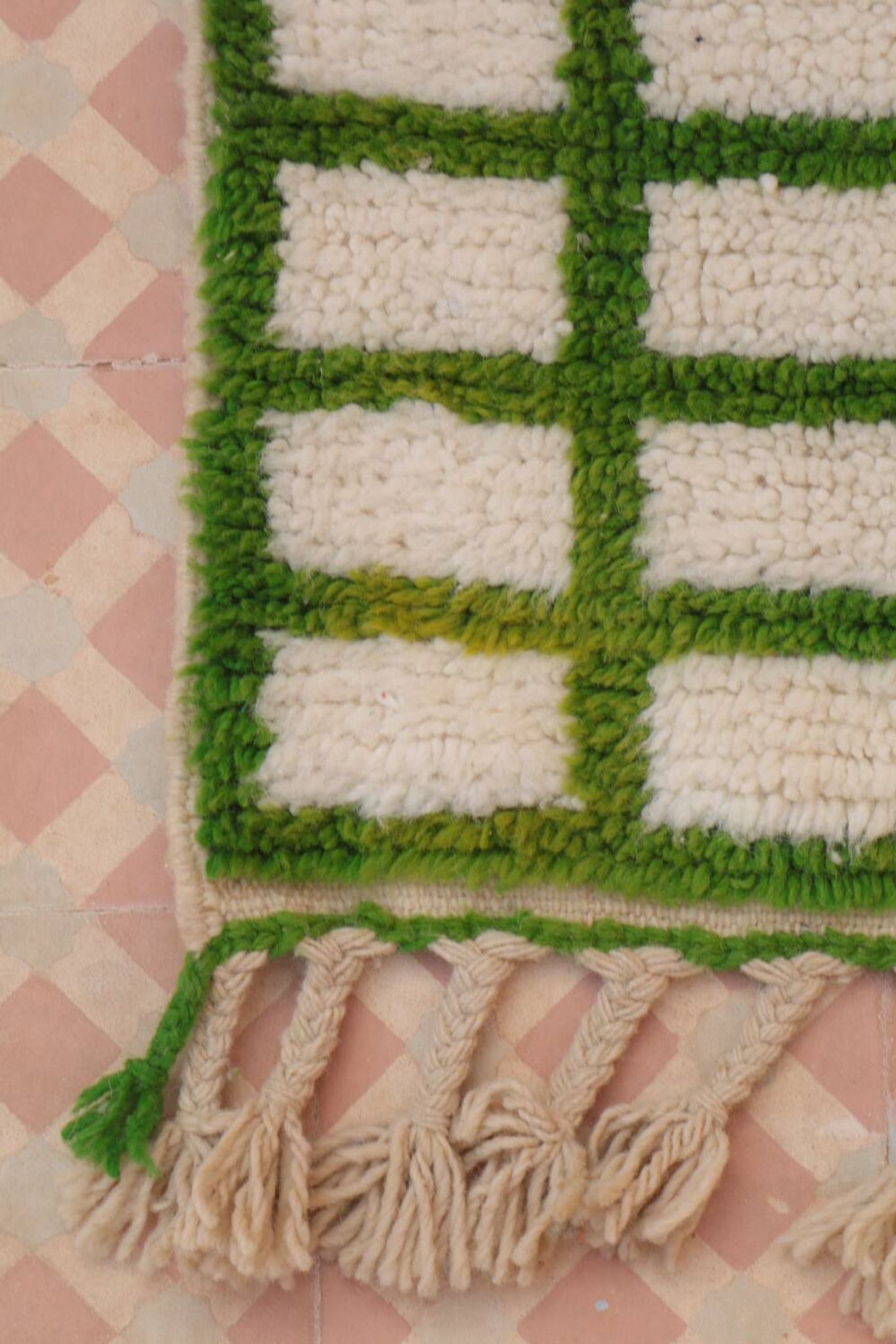 Tapis berbère marocain à carreaux verts et blancs