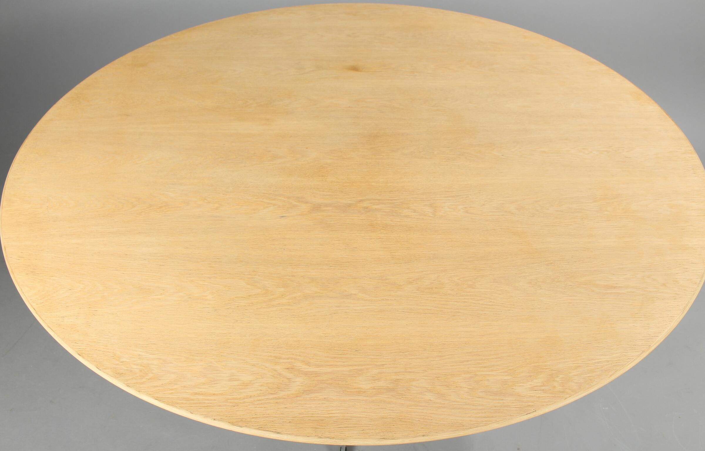 Arne Jacobsen dining table model A 826