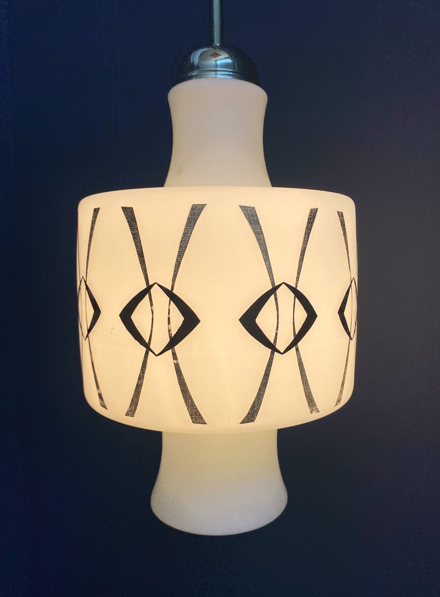Suspension en verre opalin avec dessin doré et noir
