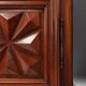 Armoire en chêne Louis XIII du début du XVIIe siècle avec sculpture géométrique