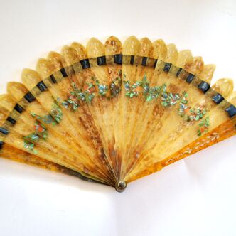 Antique fan entirely made of pierced tortoiseshell and hand-painted, 1900 Belle Époque.