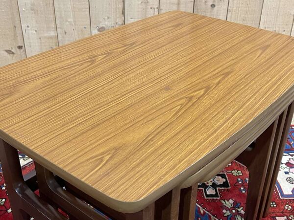 Suite de 3 tables gigognes en teck des années 70