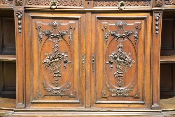 Buffet sculpté en noyer & marbre destyle Louis XVI