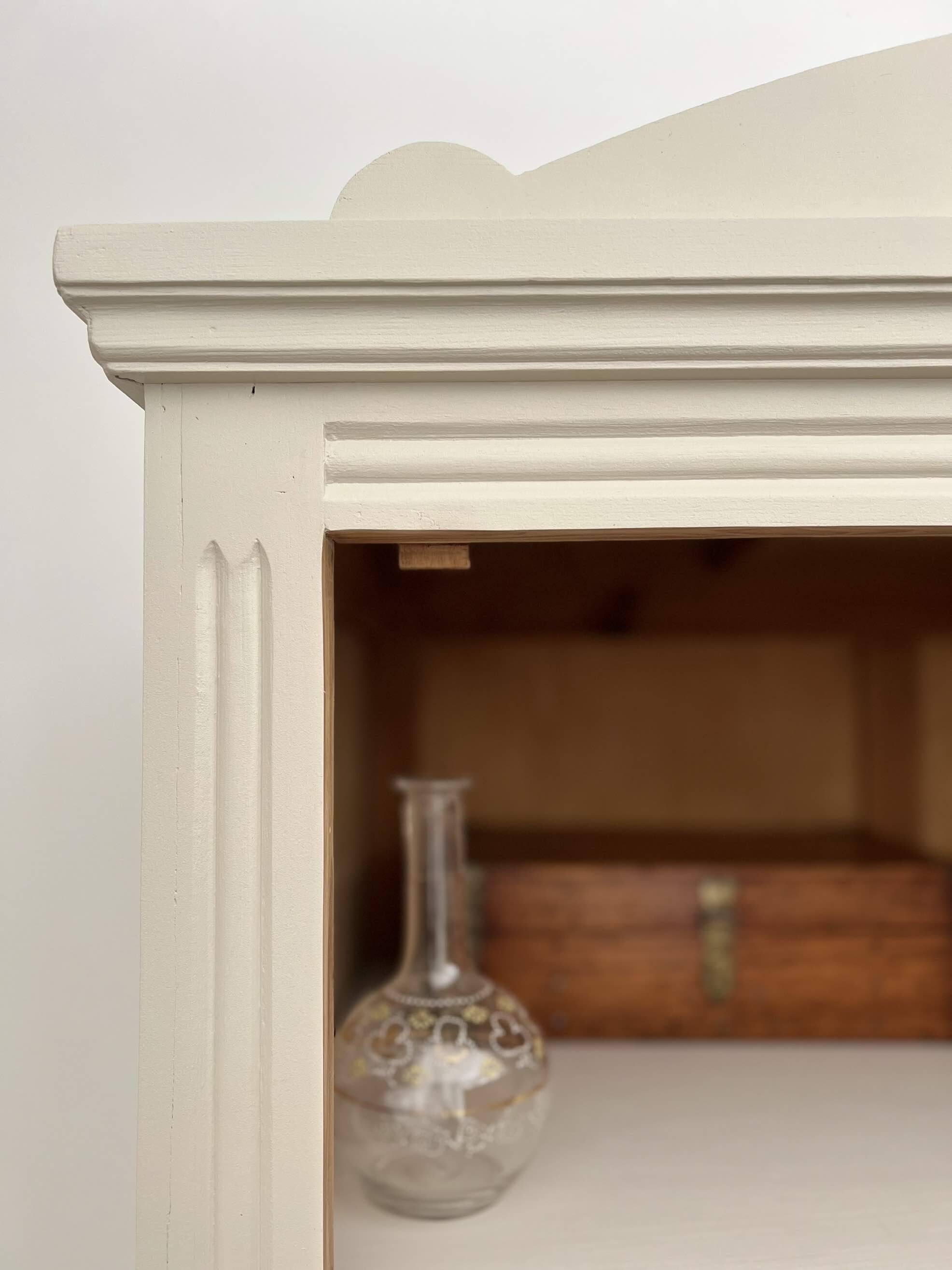 Armoire bonnetière parisienne