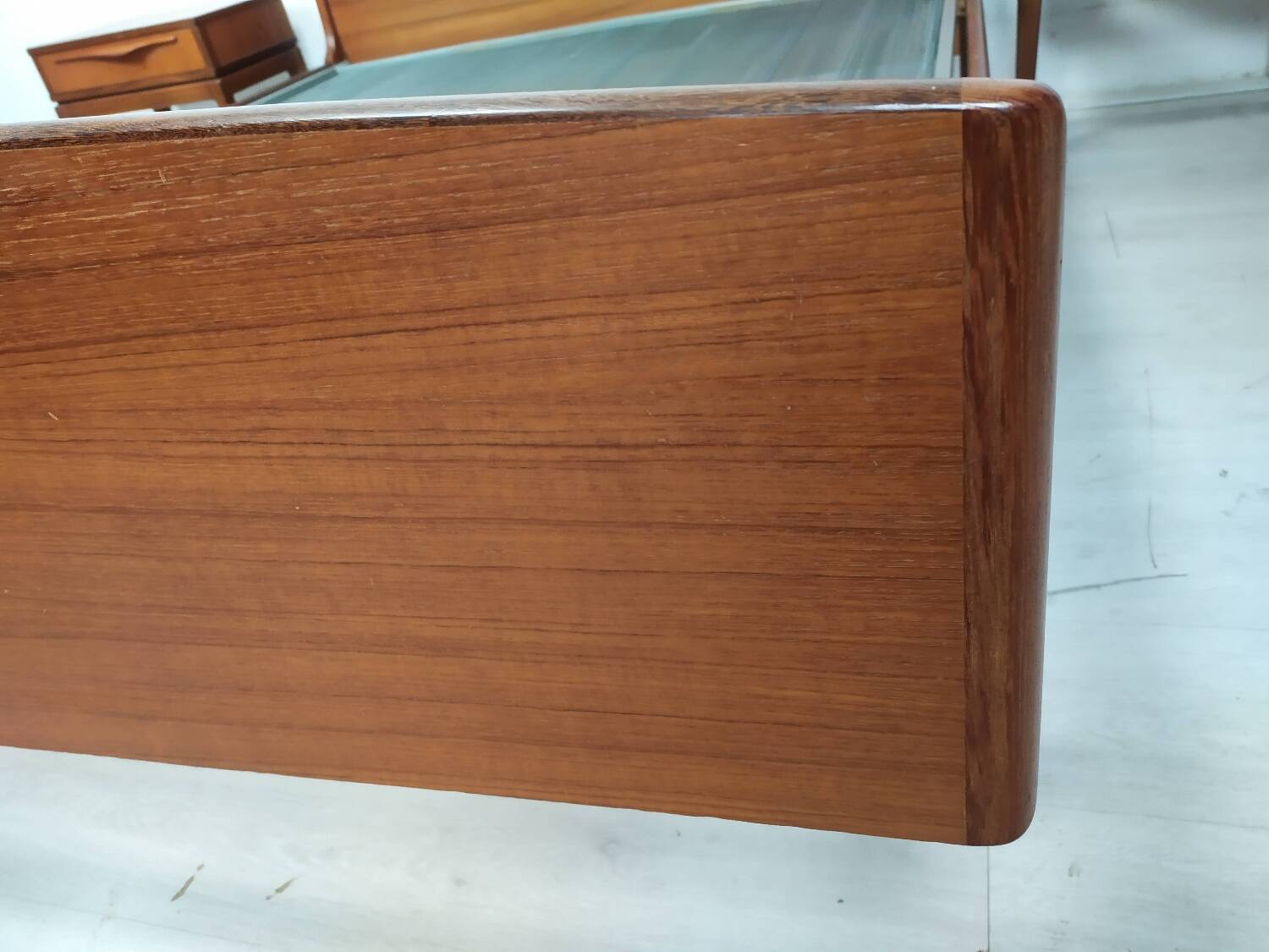 Scandinavian bed 140