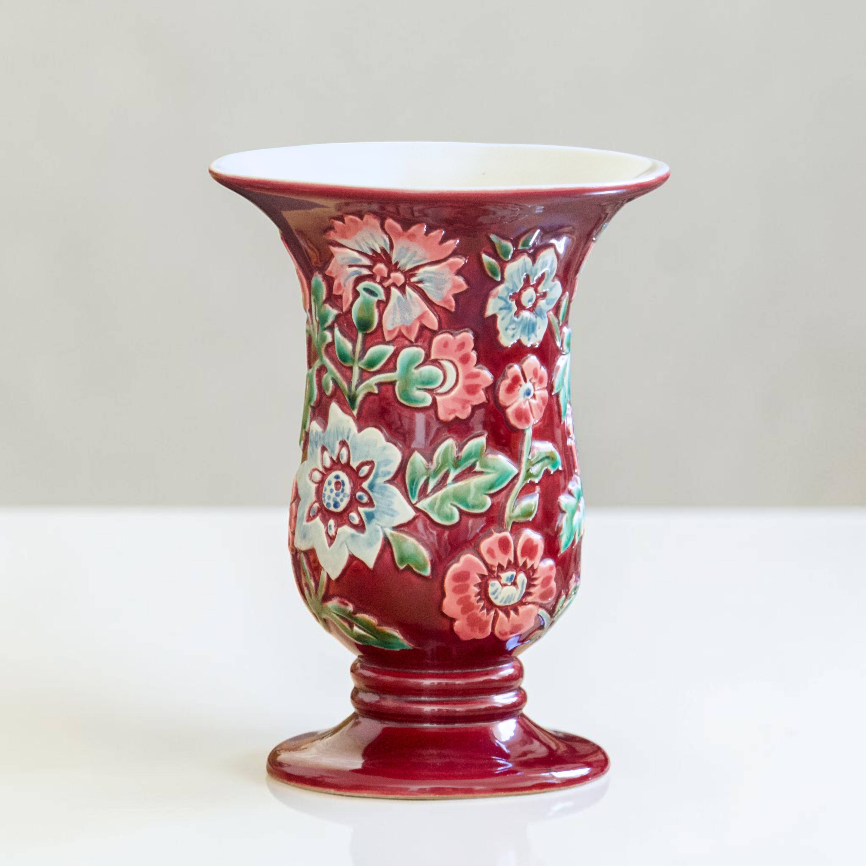 Vase signé CAB Céramique d'Art de Bordeaux en barbotine fleuri