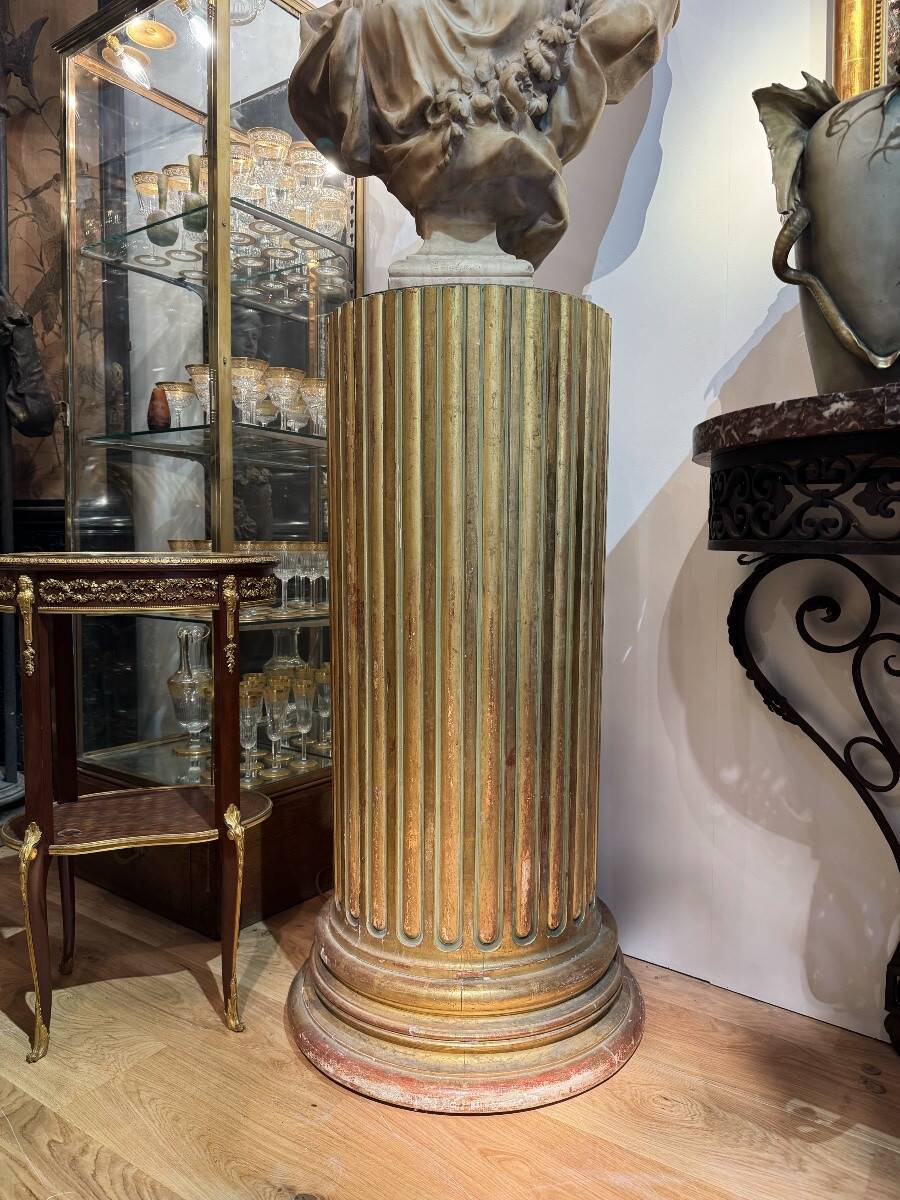 Large fluted golden wood column with a marble top, work from around 1900.