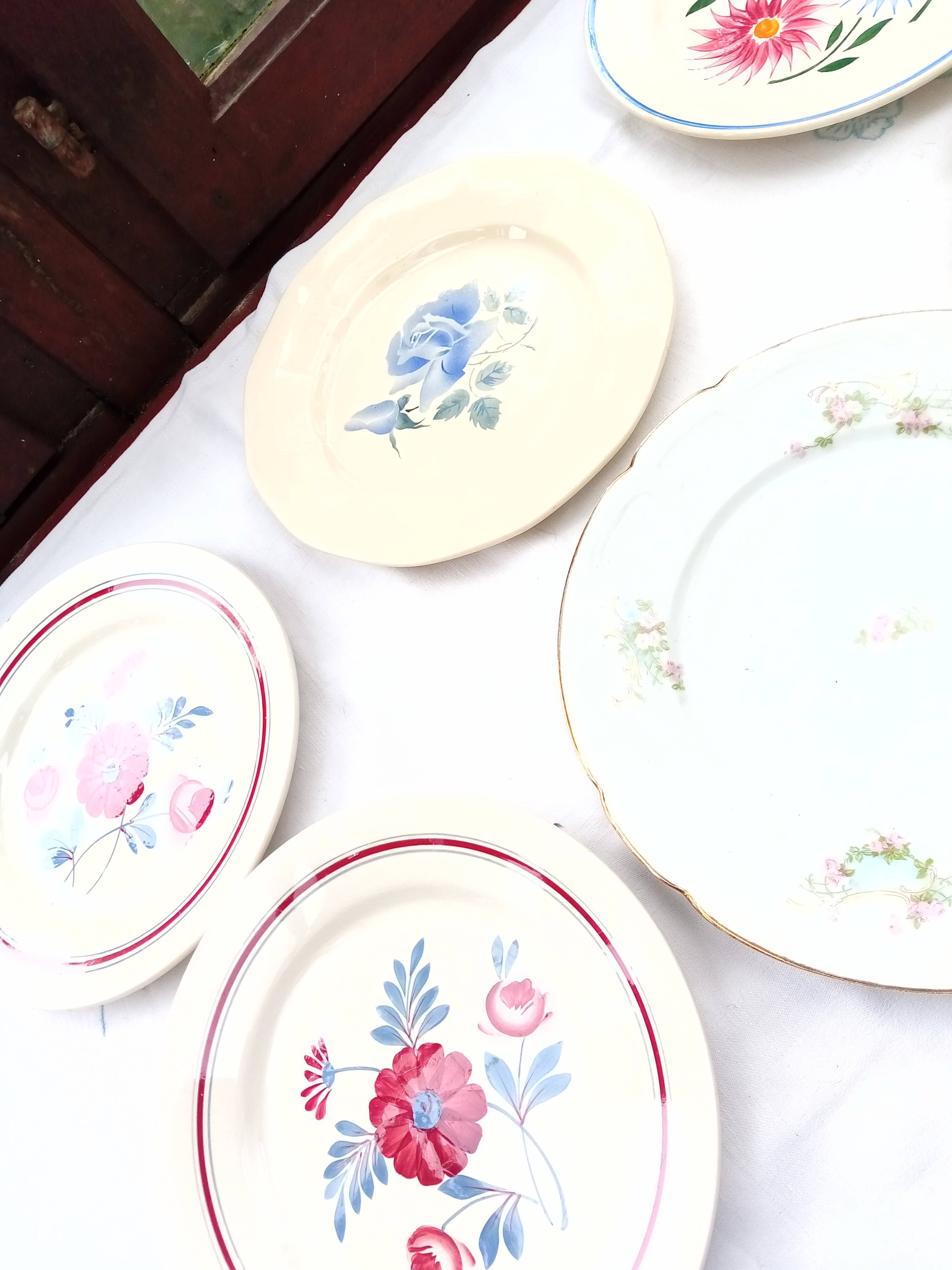 Assortment of 6 dinner plates