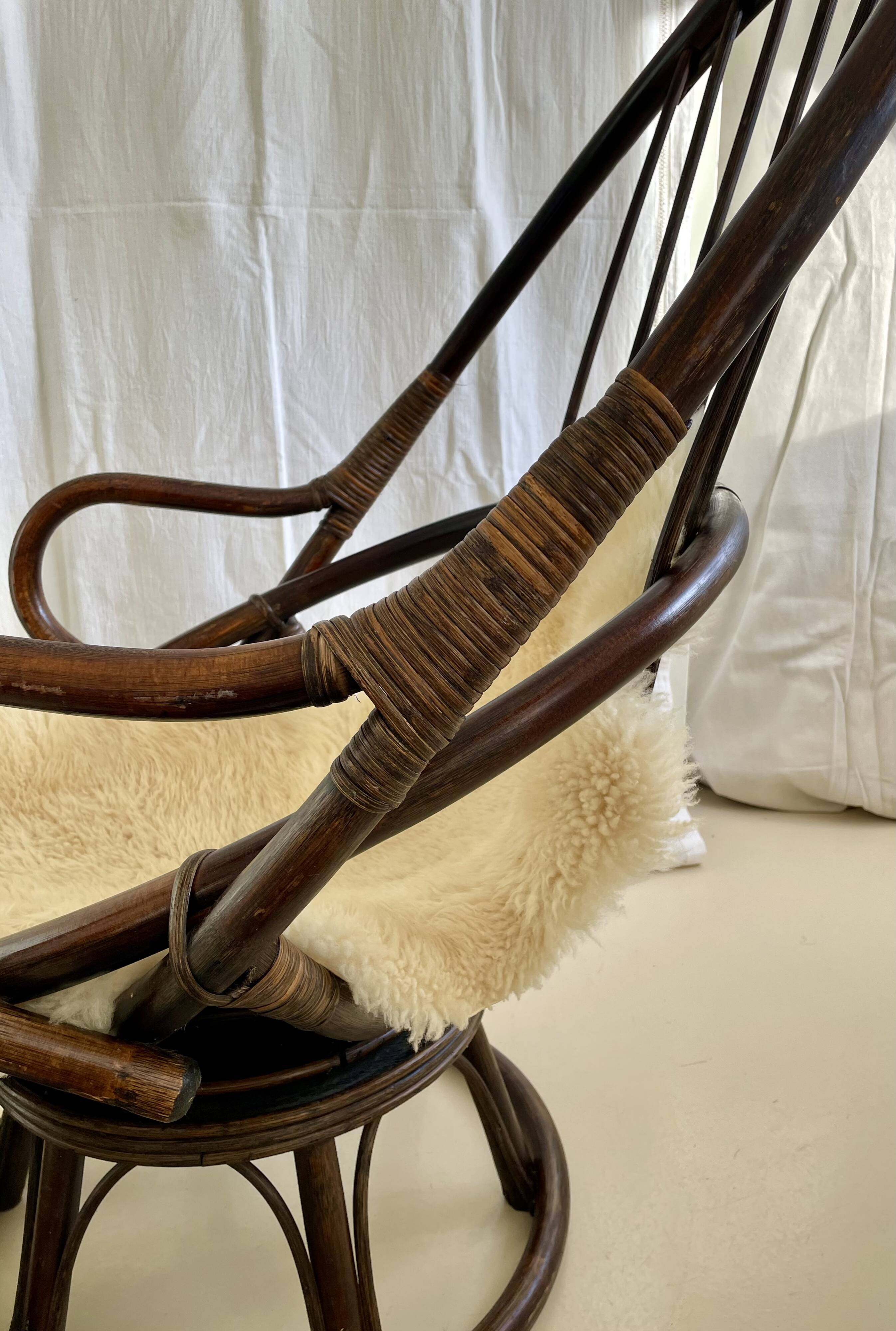 Chaise à œuf en rotin vintage des années 70 en très bon état.