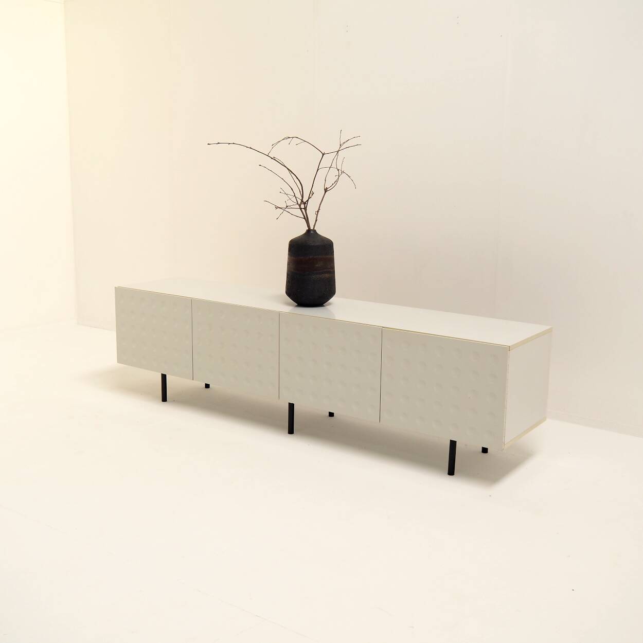 Buffet vintage avec de belles portes graphiques