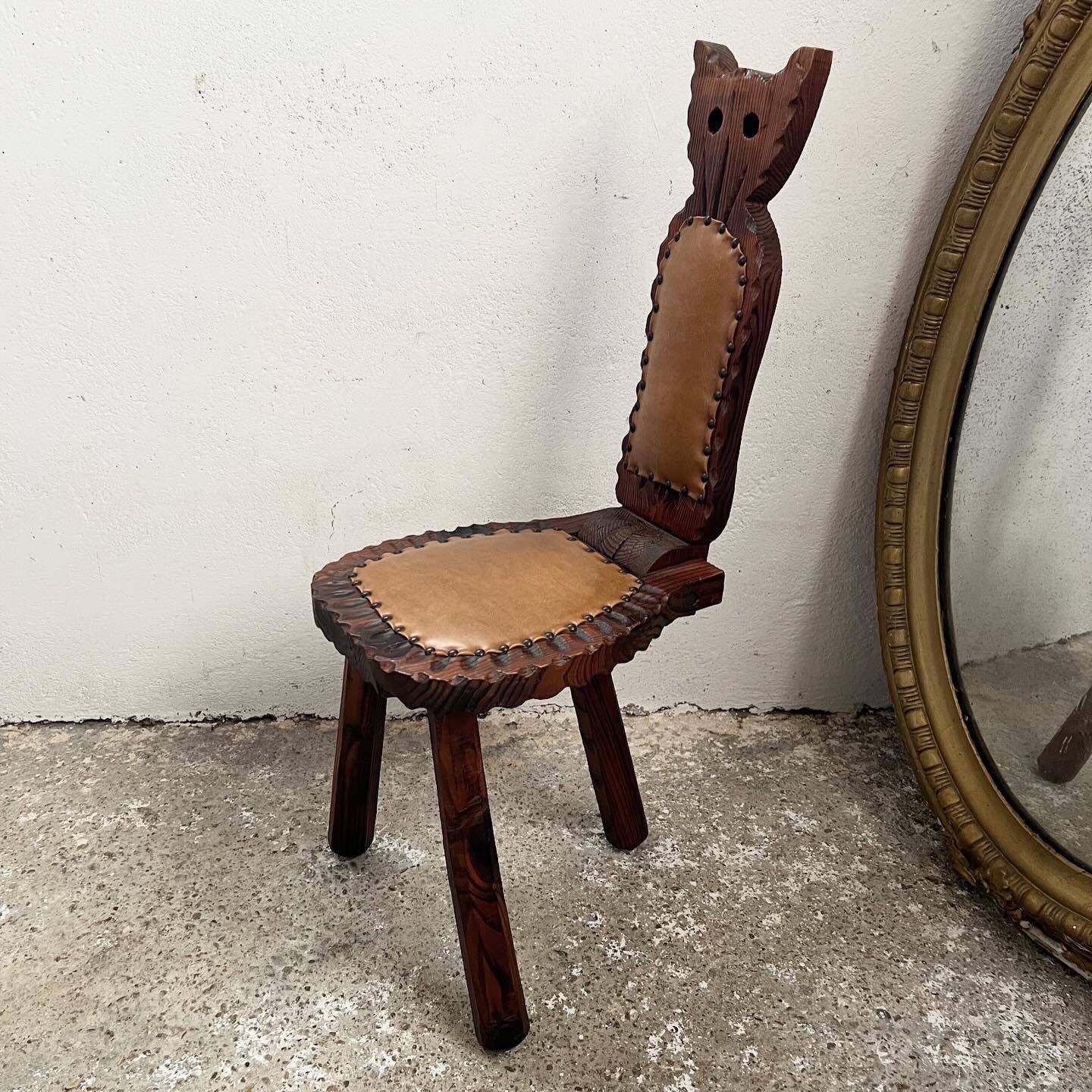 Folding tripod stool with cat back