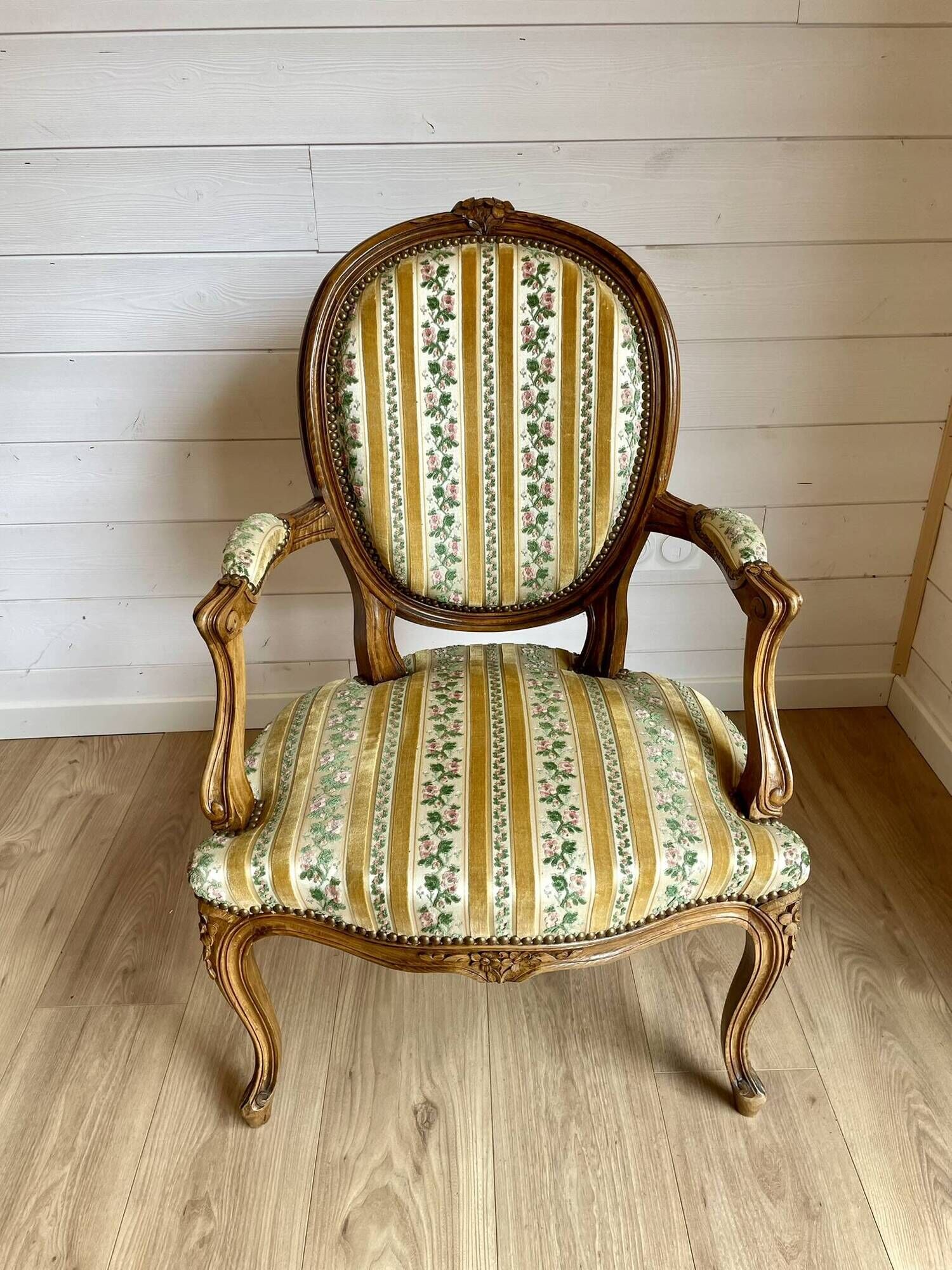 Vintage Louis XVI style medallion armchair – Carved wood and fabric