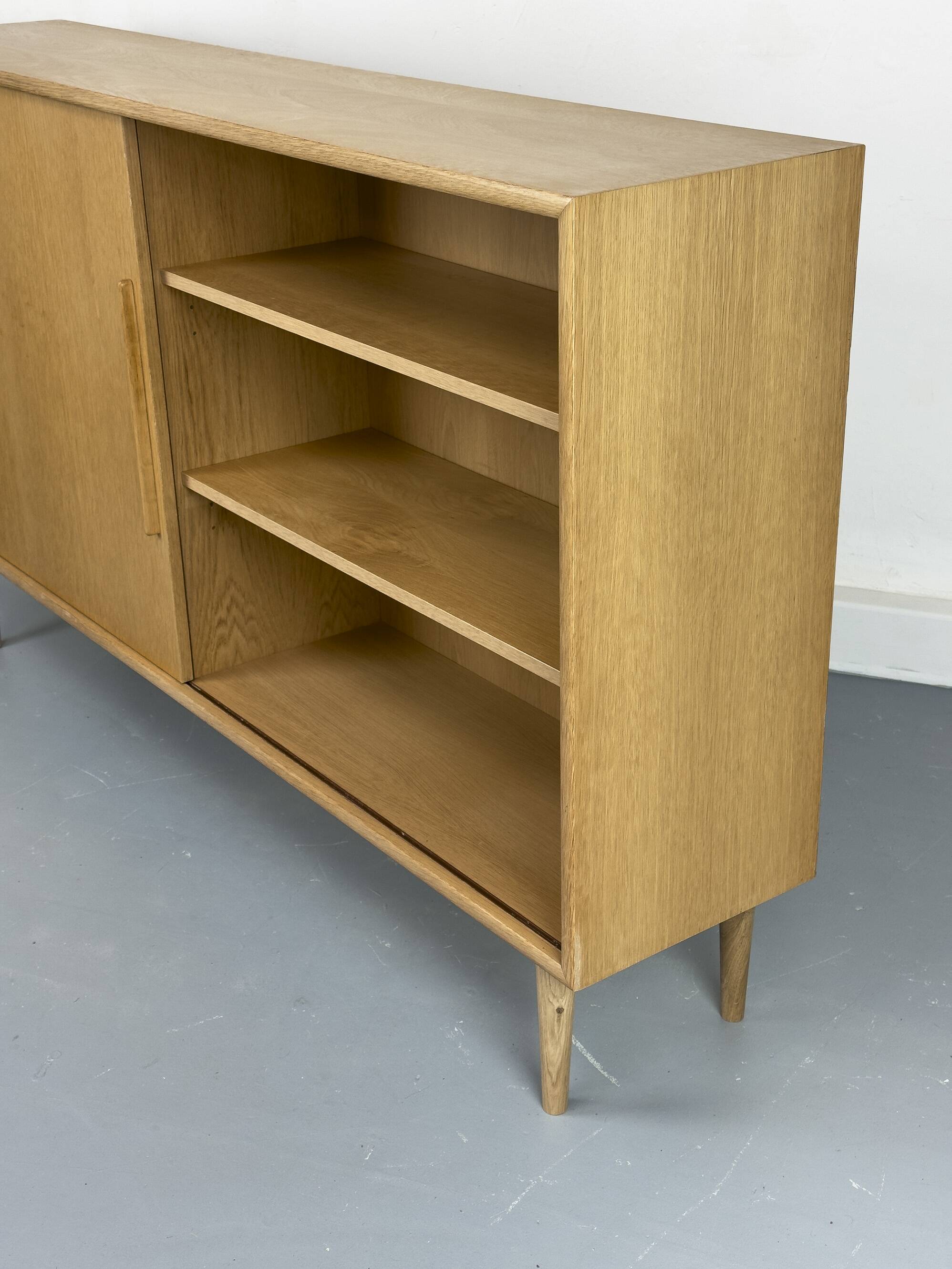 Cabinet en chêne avec une porte coulissante de WK Möbel, années 1960.