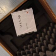 M Lamp de David Irwin, Éditeur Juniper, Lampe sur batterie portative nomade